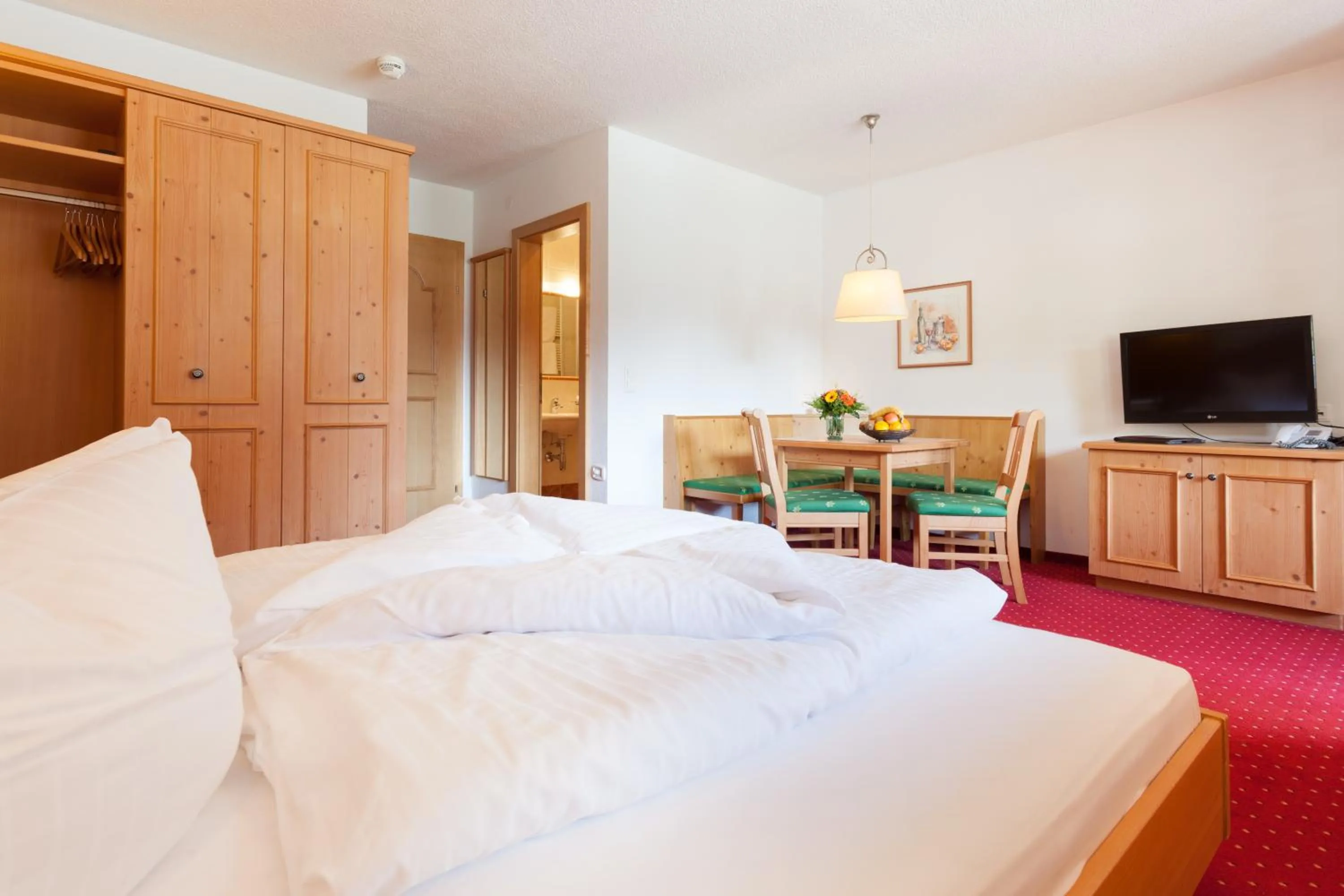 hair dresser, Bed in Hotel Augarten