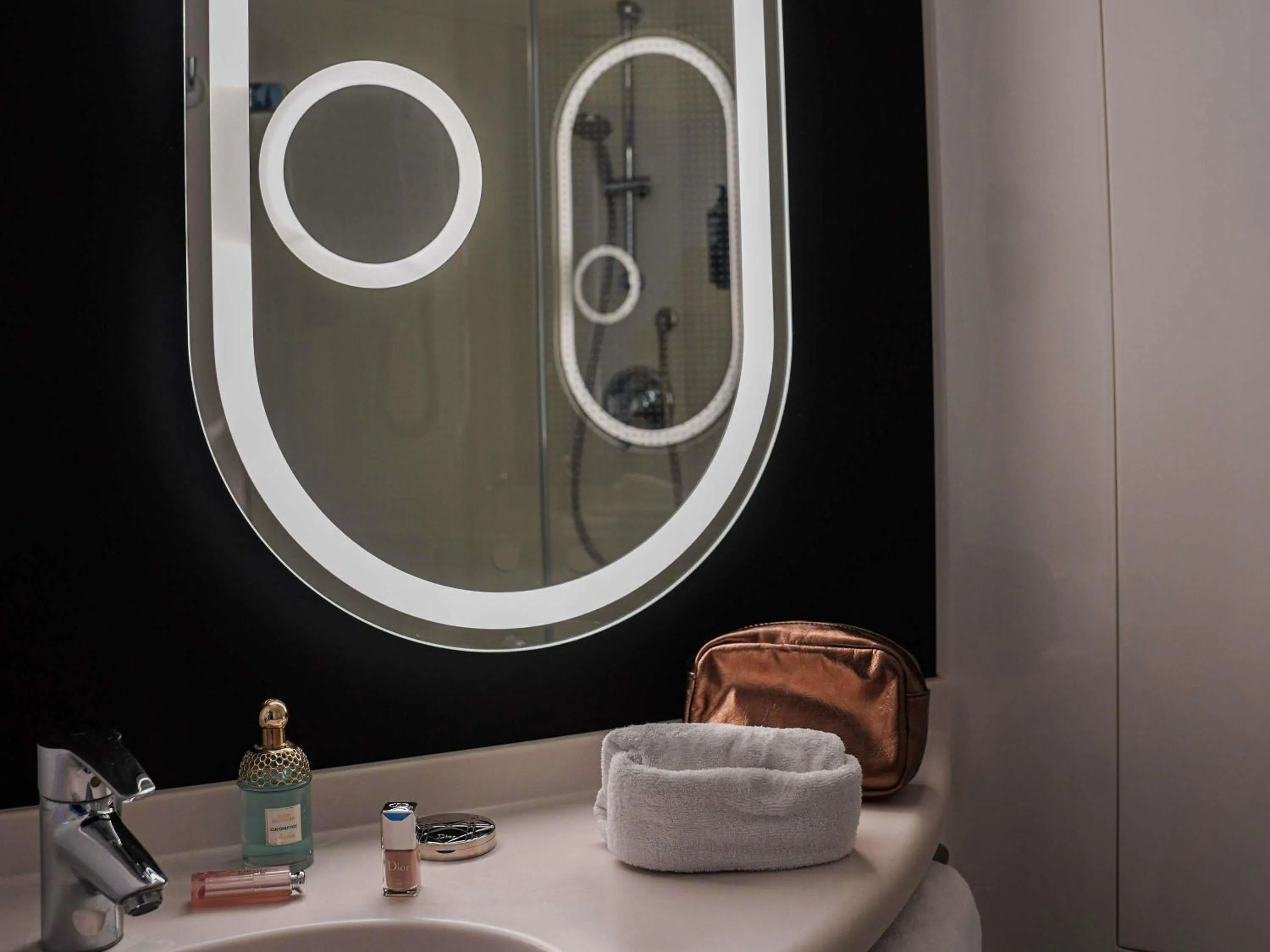 Bathroom in ibis Bayeux Port En Bessin