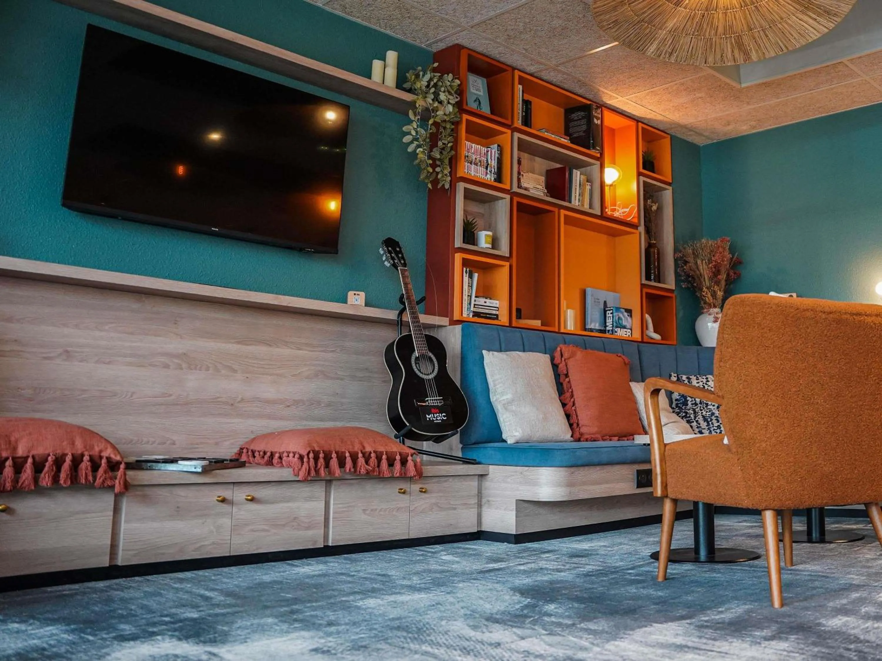 Lounge or bar in ibis Bayeux Port En Bessin