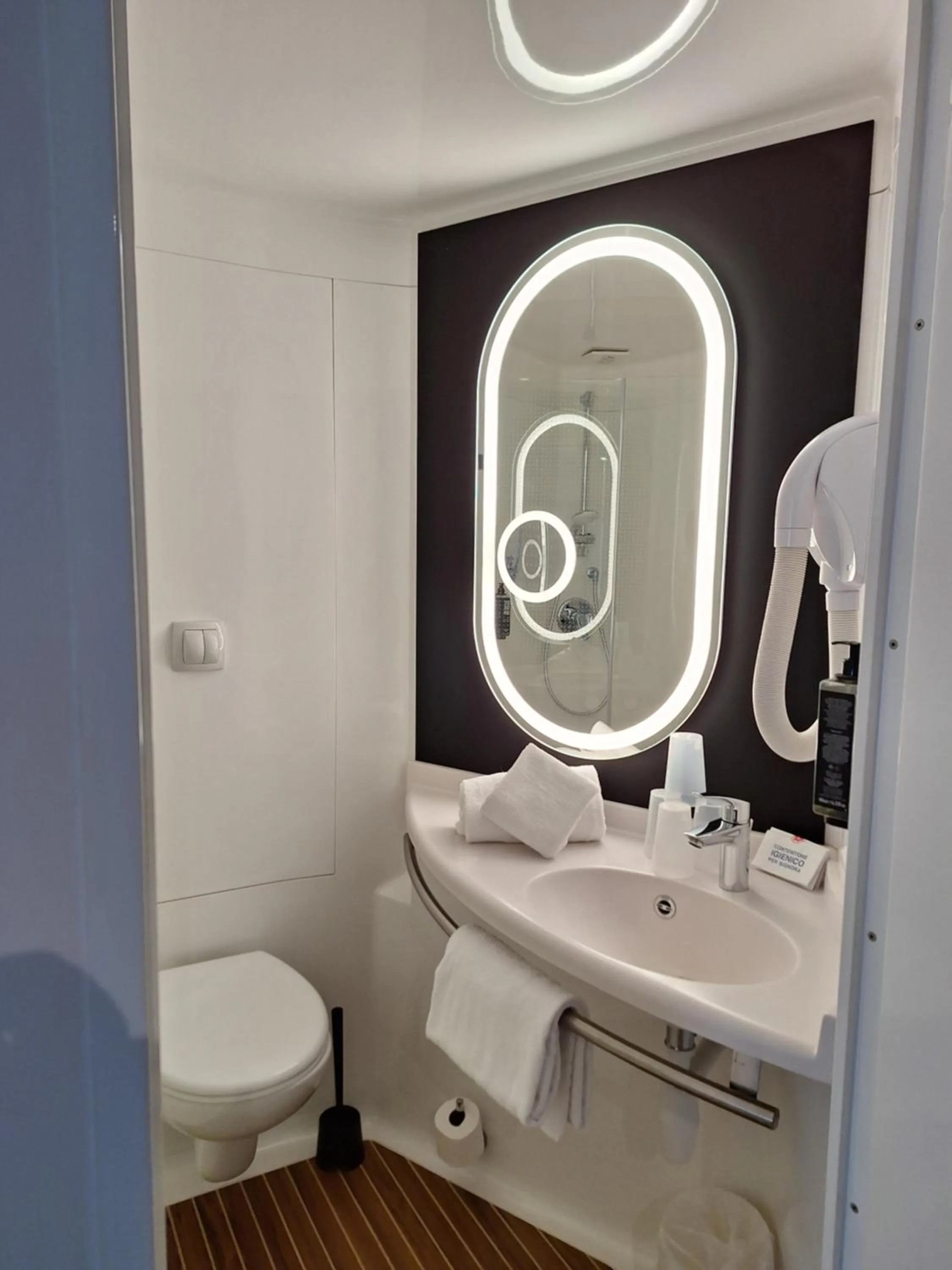 Bathroom in ibis Bayeux Port En Bessin