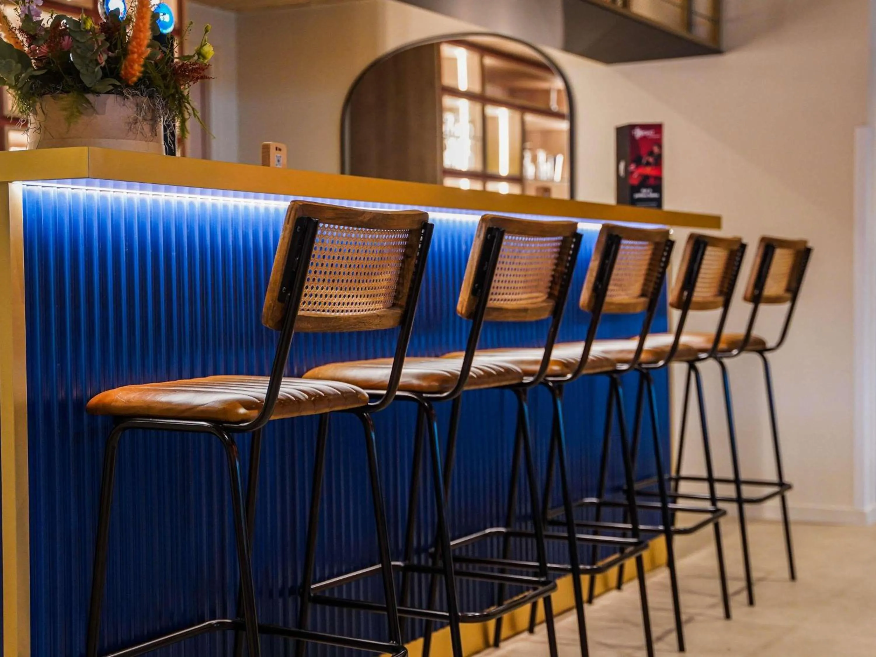 Lounge or bar in ibis Bayeux Port En Bessin