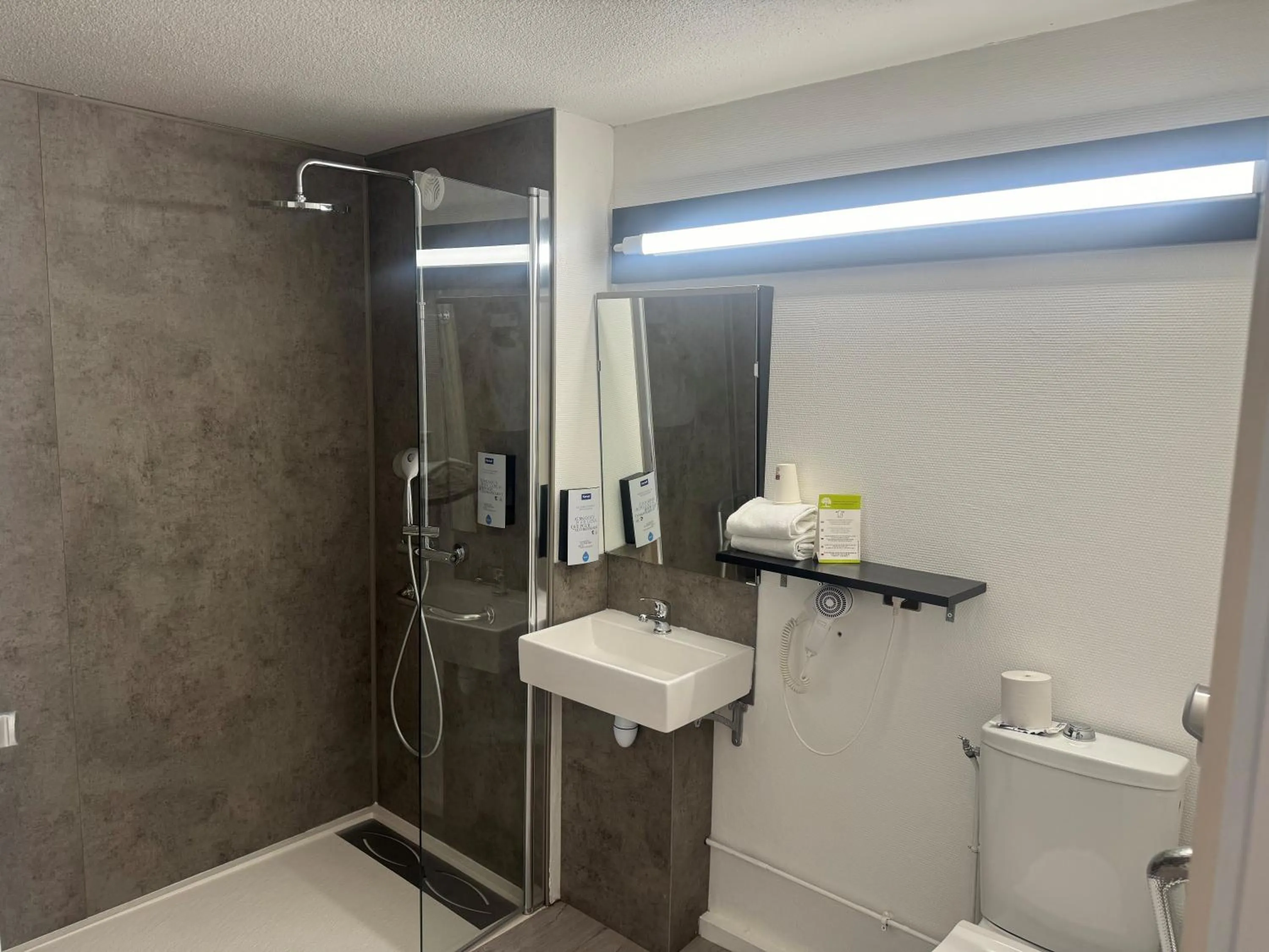 Bathroom in Kyriad Epernay