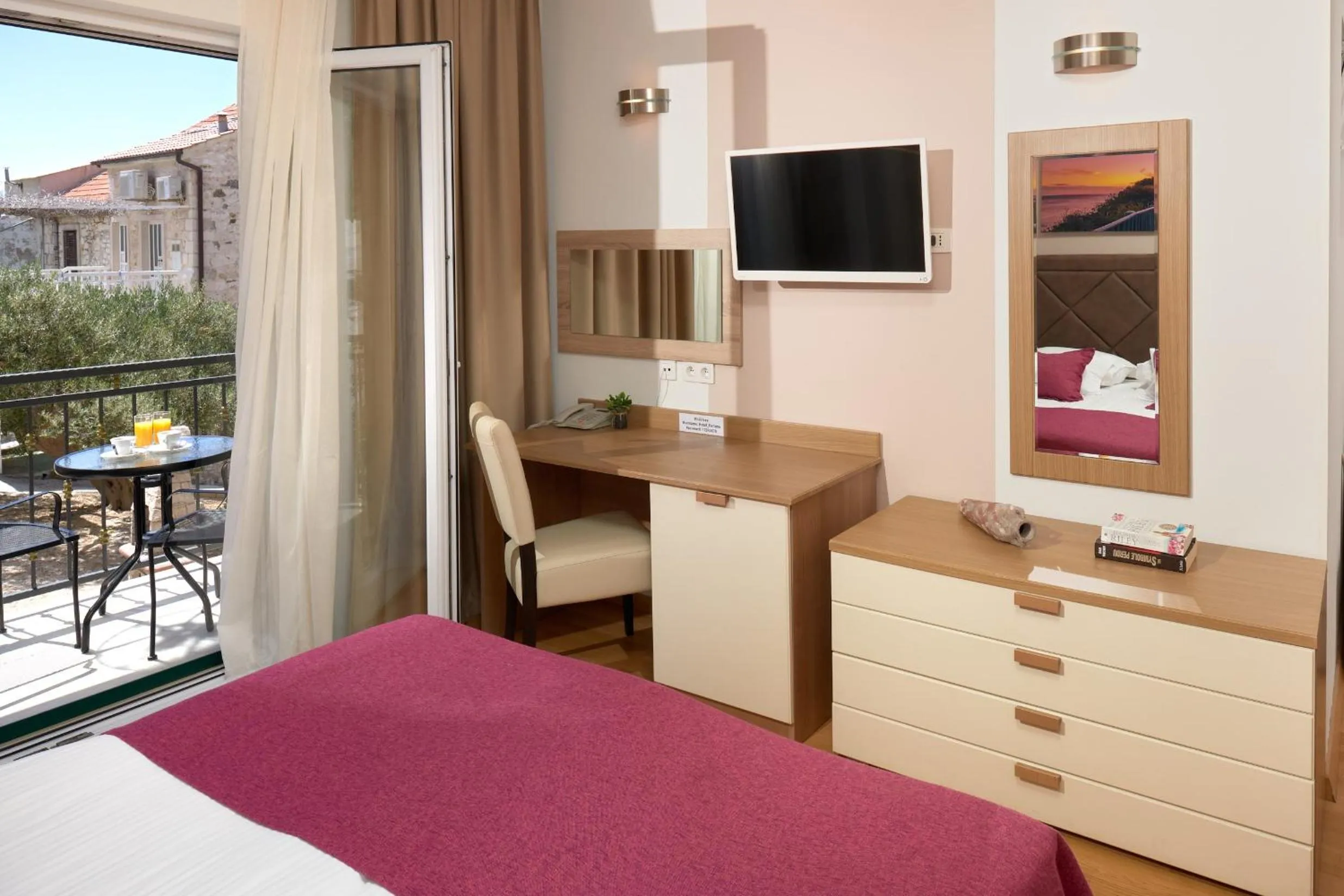 View (from property/room), Bed in Hotel Fortuna