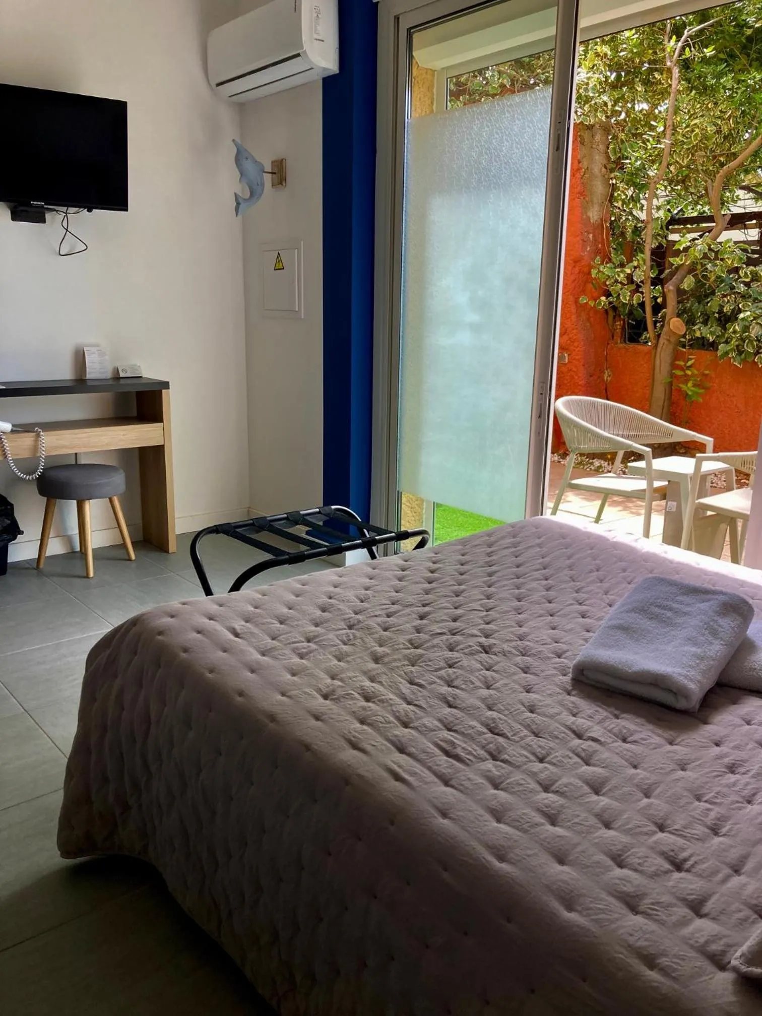 Patio, Bed in Hôtel Le Gambetta