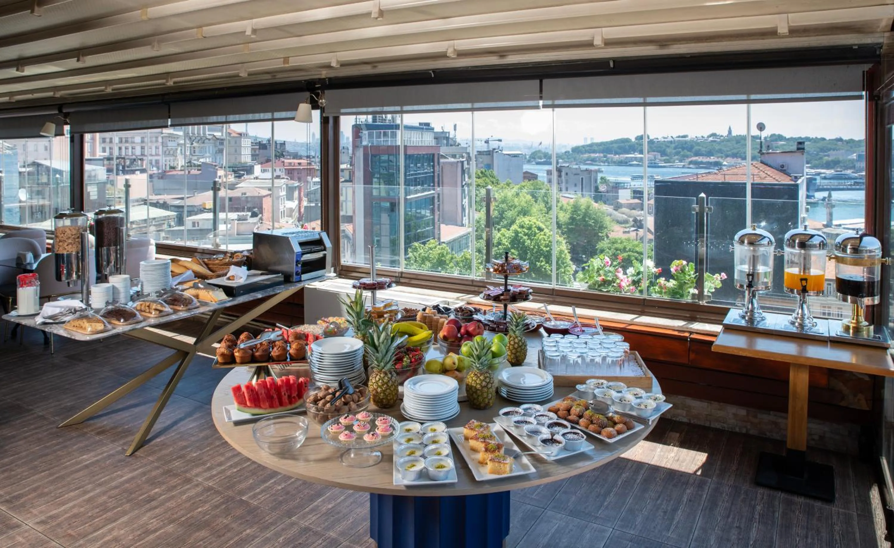 Property building in Istanbul Golden City Hotel