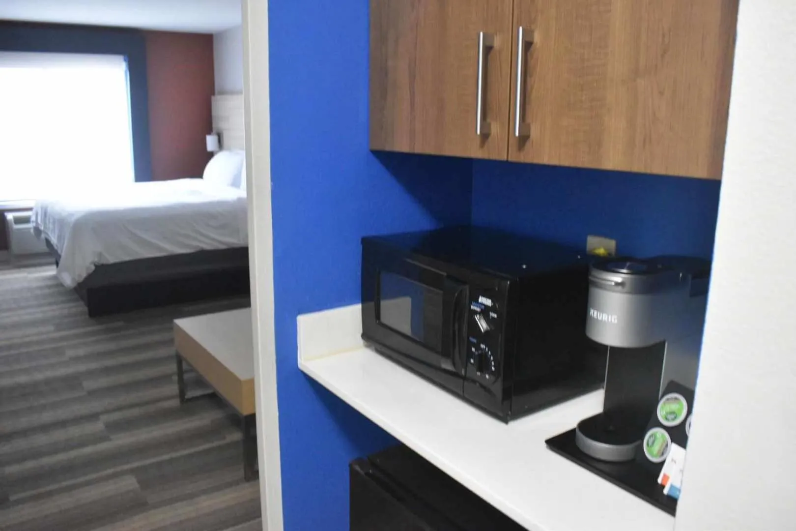 Coffee/tea facilities, Bed in Holiday Inn Express Hotel & Suites McPherson by IHG