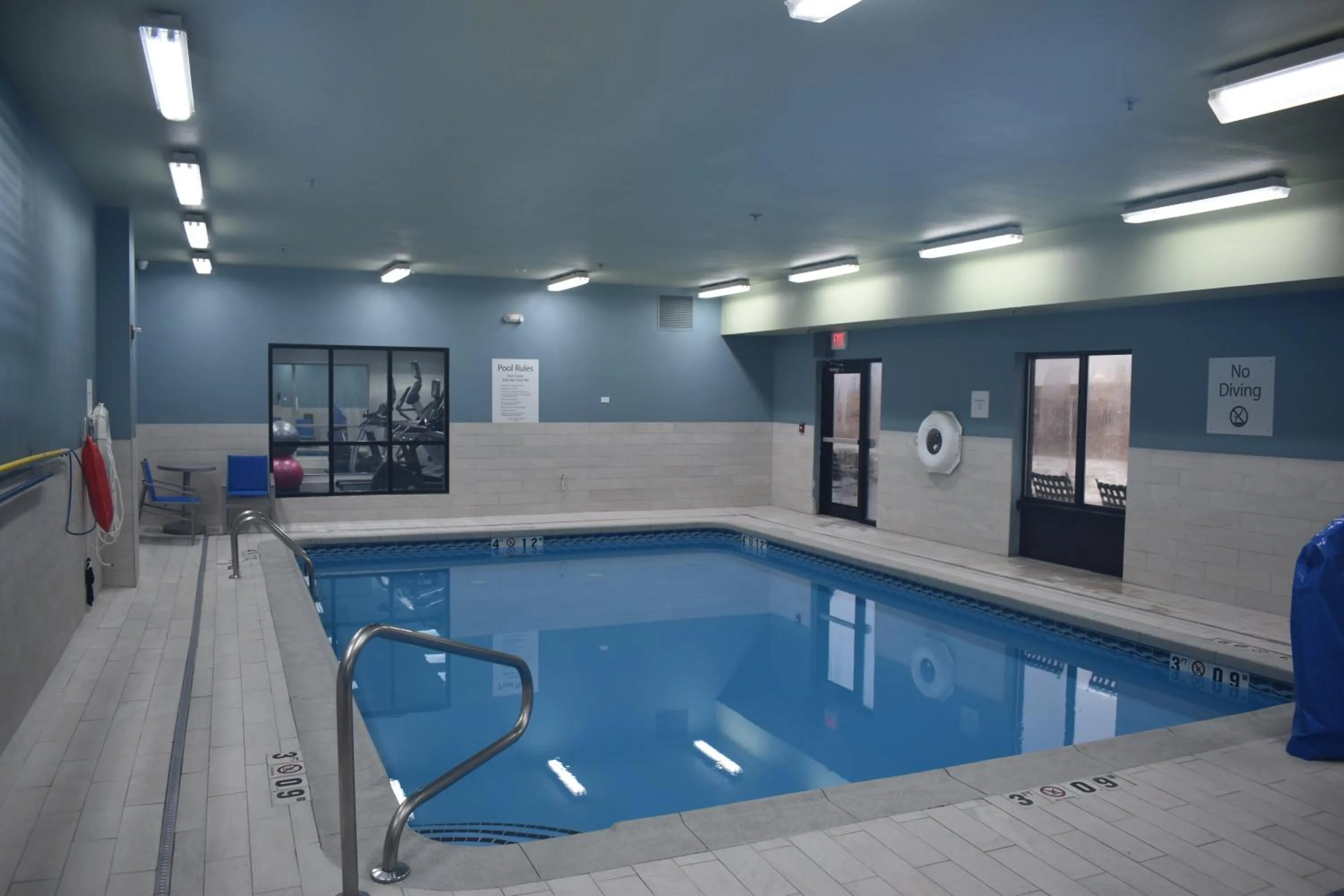 Swimming pool in Holiday Inn Express Hotel & Suites McPherson by IHG
