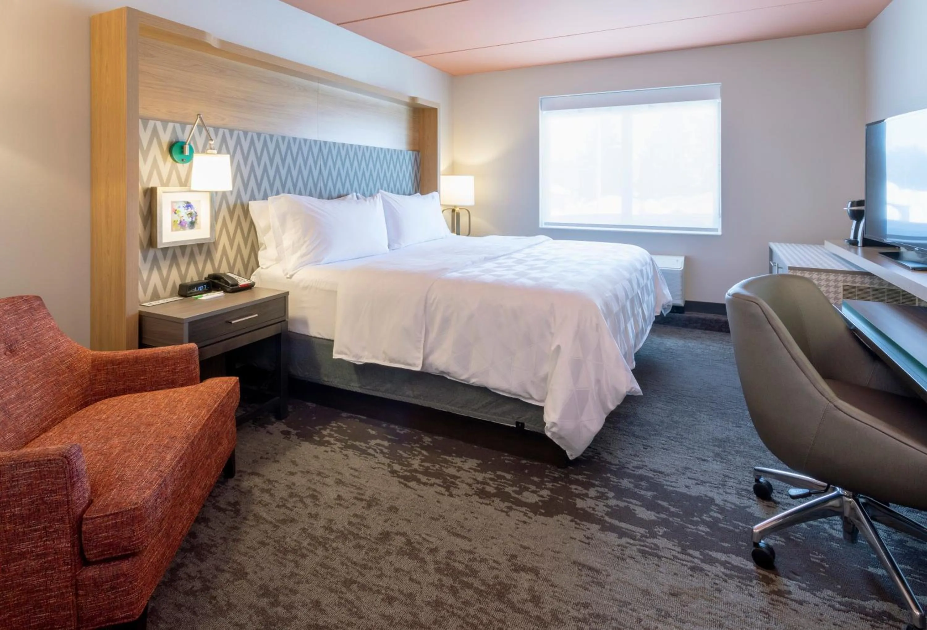 Photo of the whole room, Bed in Holiday Inn Marquette by IHG