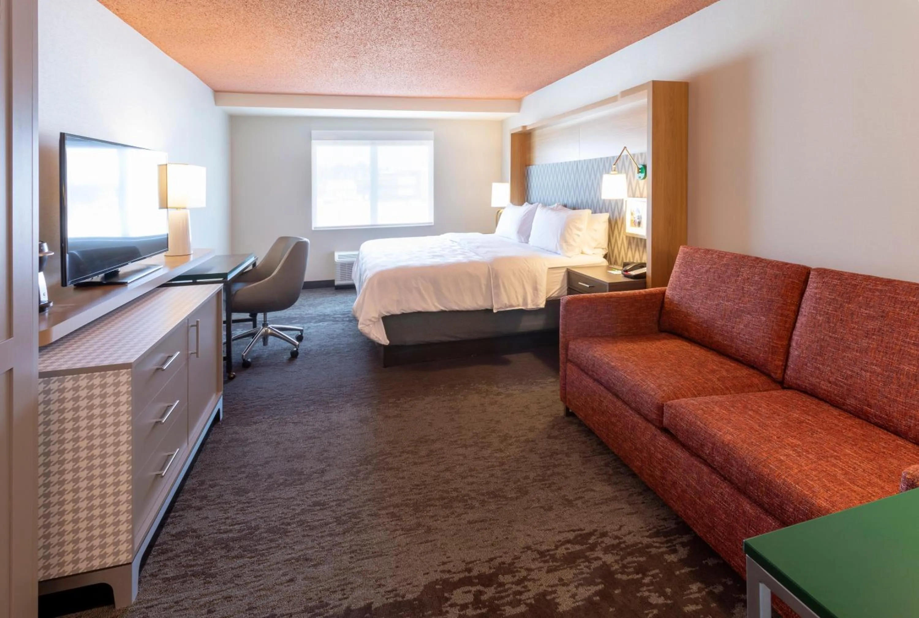 Photo of the whole room, Bed in Holiday Inn Marquette by IHG