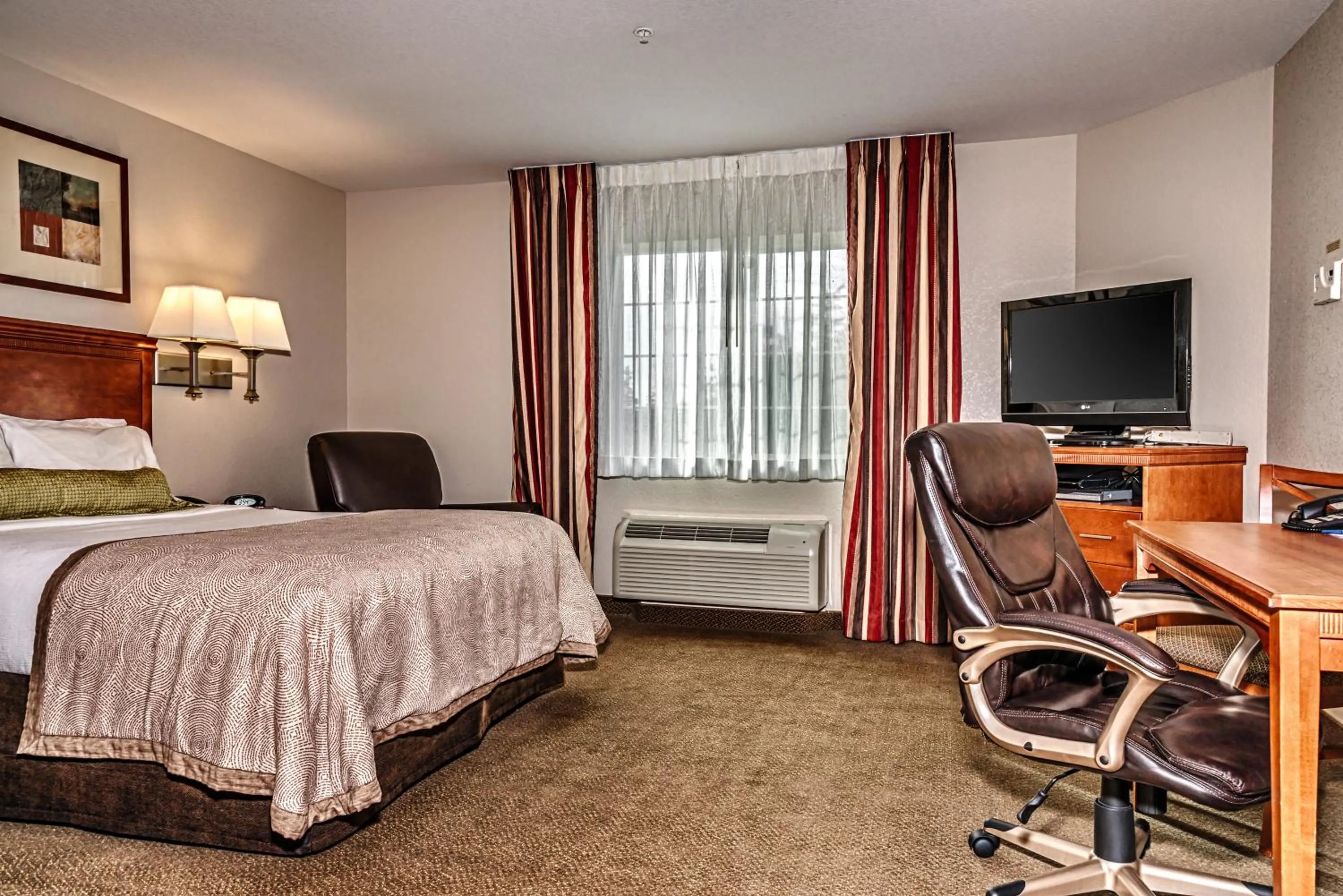 Photo of the whole room, Bed in Candlewood Suites Oak Harbor by IHG