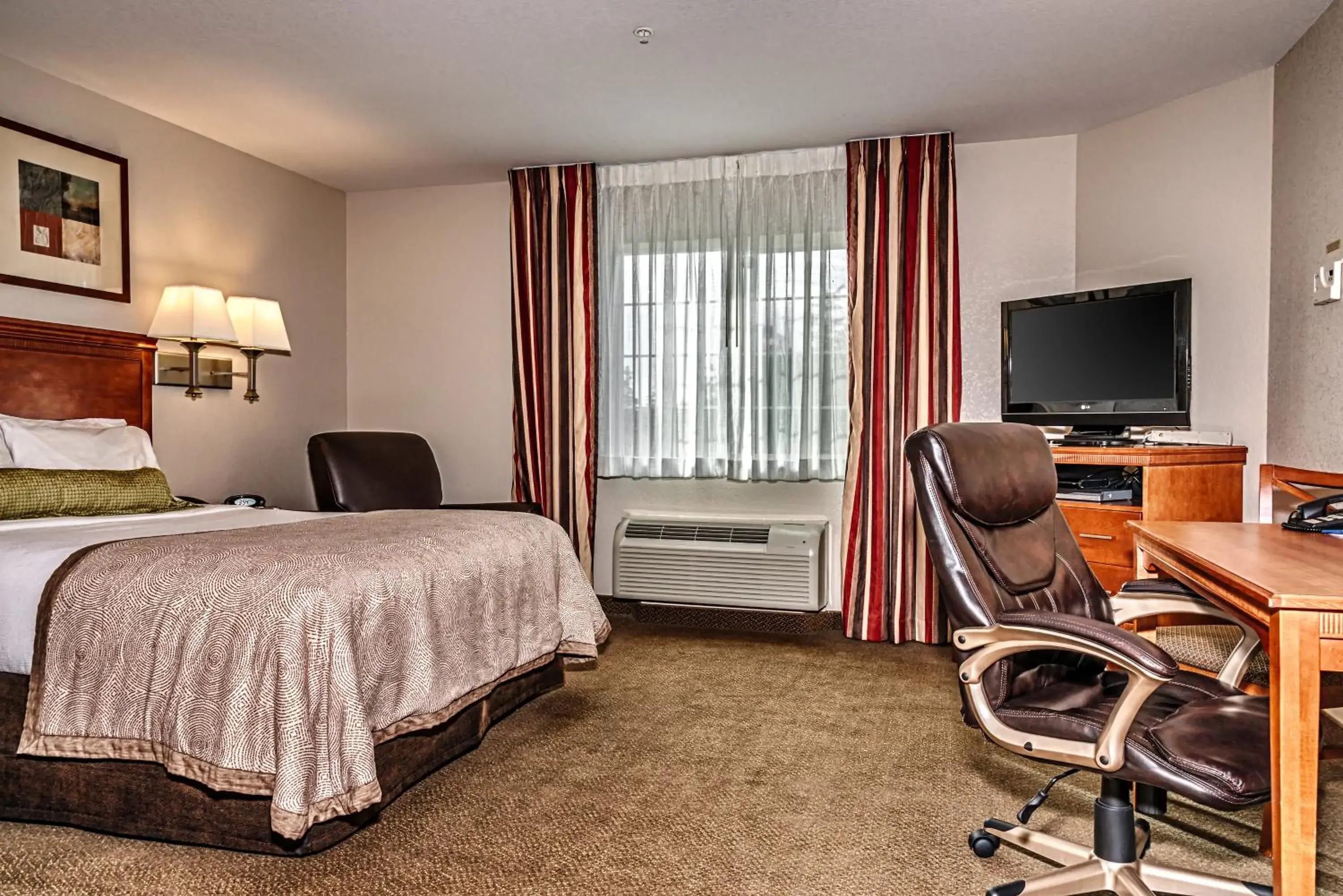 Queen Studio Suite with Roll-In Shower - Mobility Accessible - Non-Smoking in Candlewood Suites Oak Harbor by IHG Queen Studio Suite with Roll-In Shower - Mobility Accessible - Non-Smoking in Candlewood Suites Oak Harbor by IHG