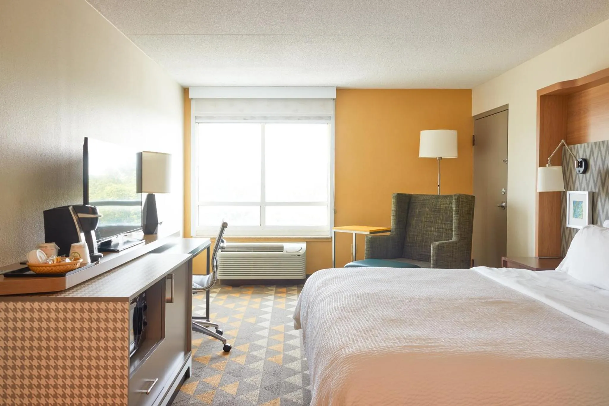 Photo of the whole room, Bed in Holiday Inn Martinsburg by IHG