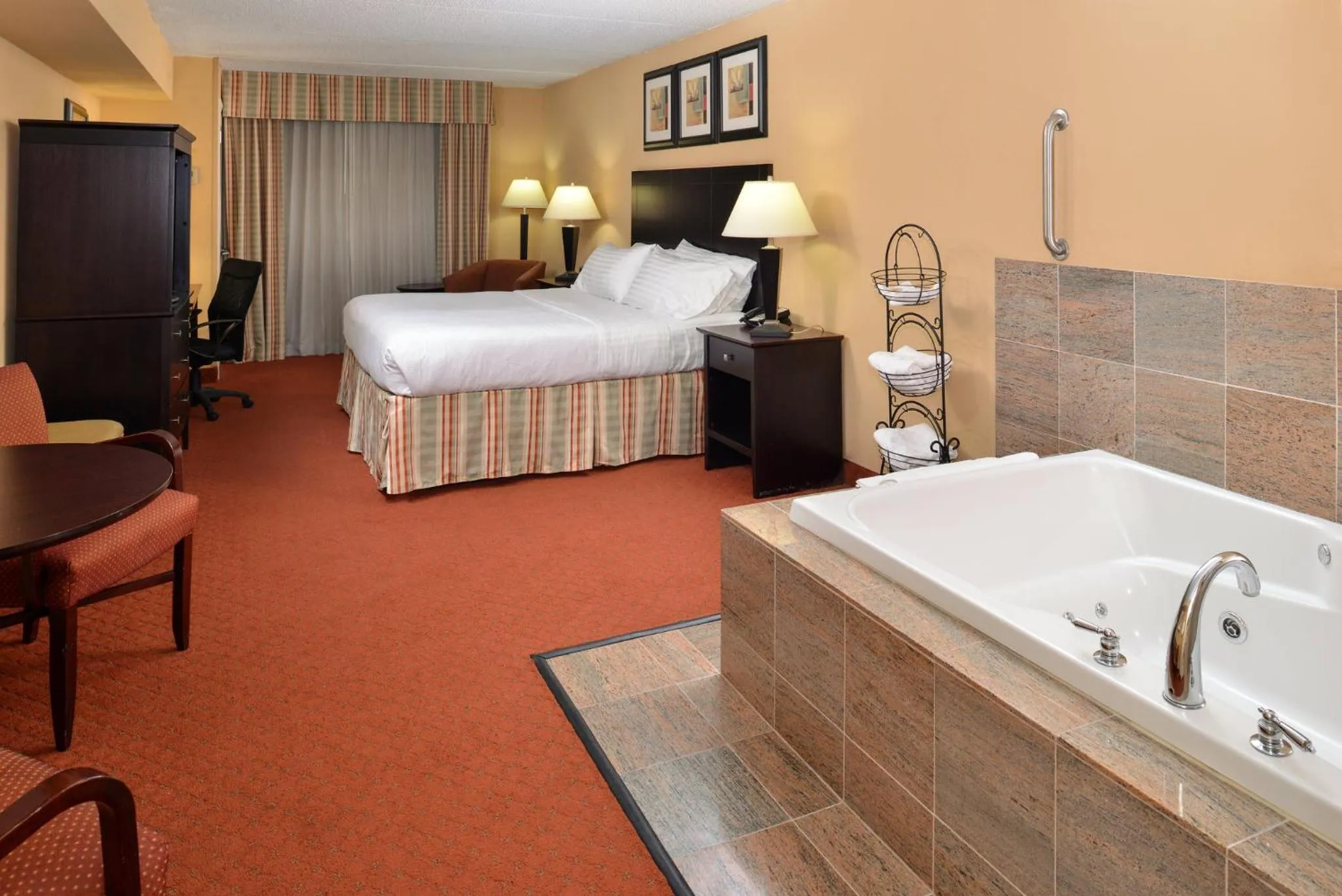 Photo of the whole room, Bed in Holiday Inn Martinsburg by IHG