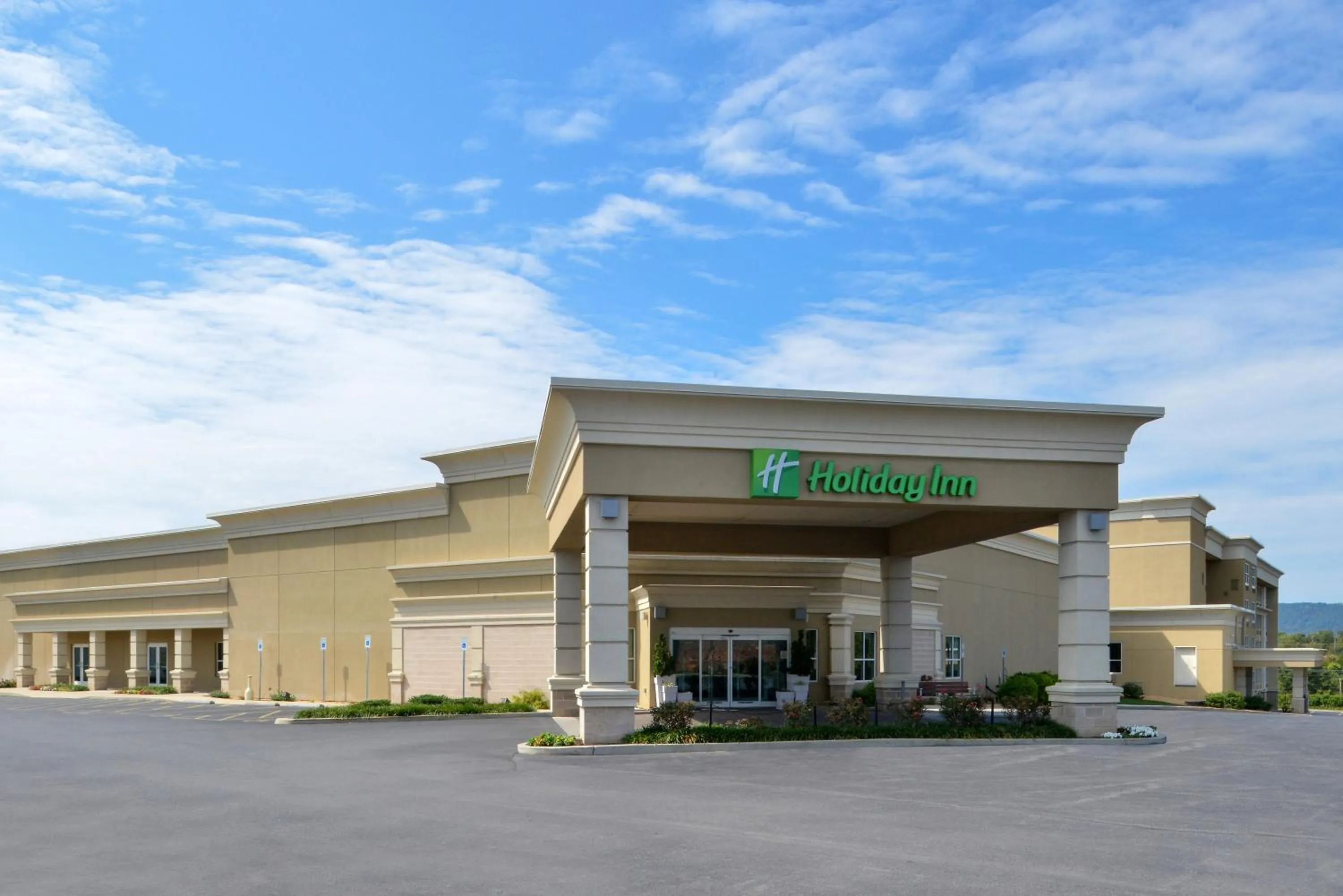 Property building in Holiday Inn Martinsburg by IHG
