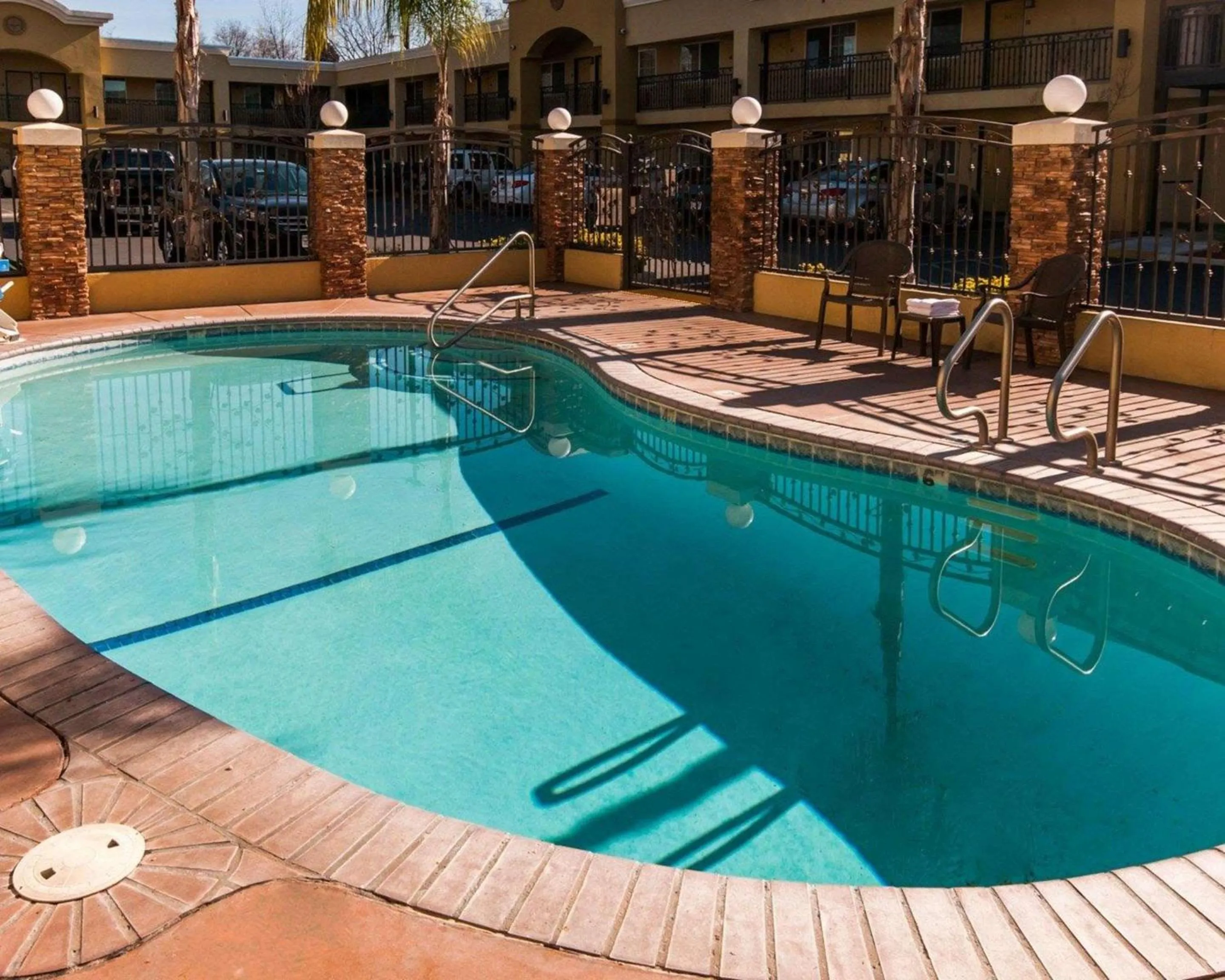 Swimming pool in Quality Inn Near Chico State