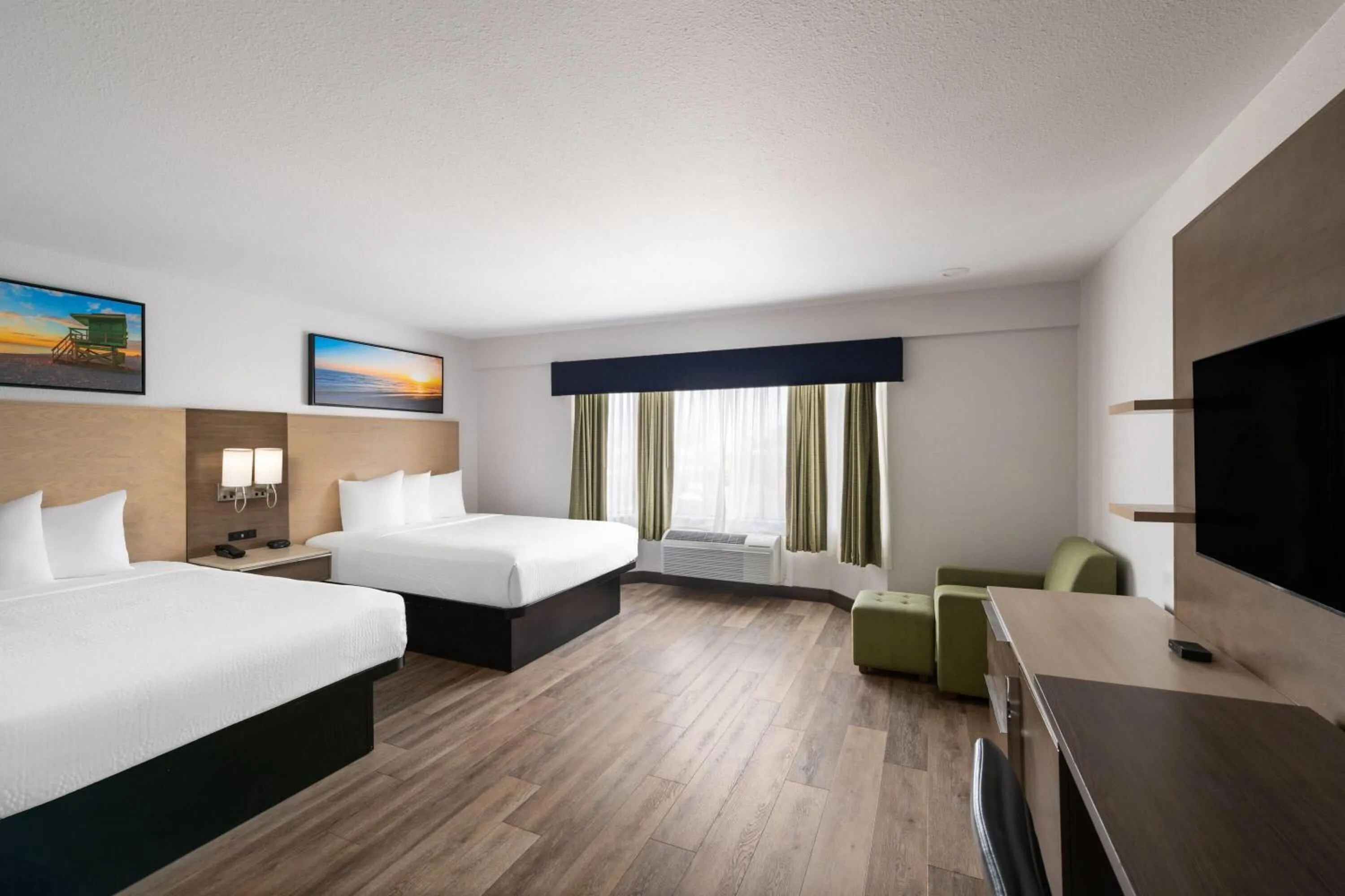 Photo of the whole room, Bed in Days Inn by Wyndham Monterey Downtown