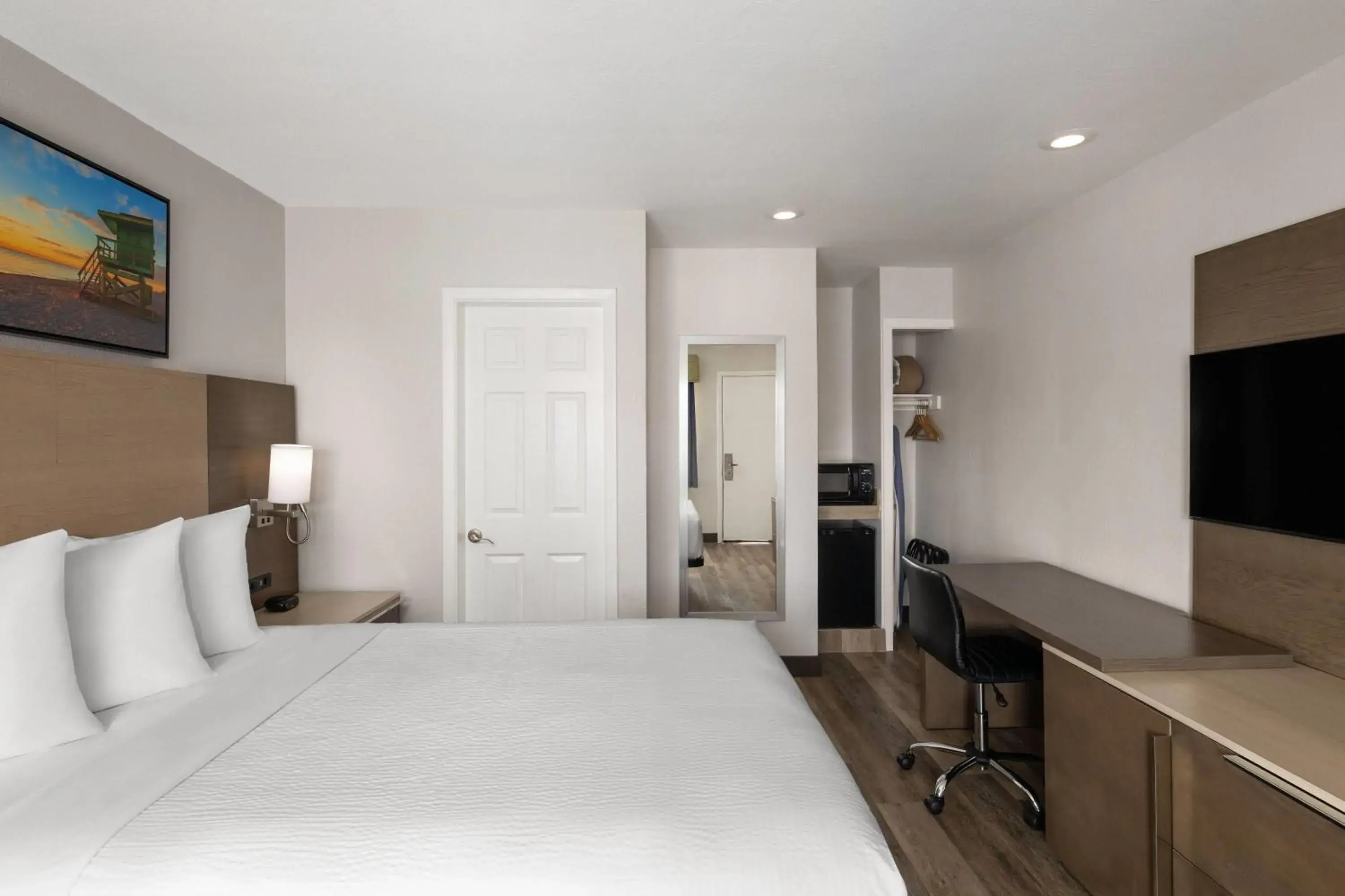 Queen Room - Non-Smoking in Days Inn by Wyndham Monterey Downtown Queen Room - Non-Smoking in Days Inn by Wyndham Monterey Downtown