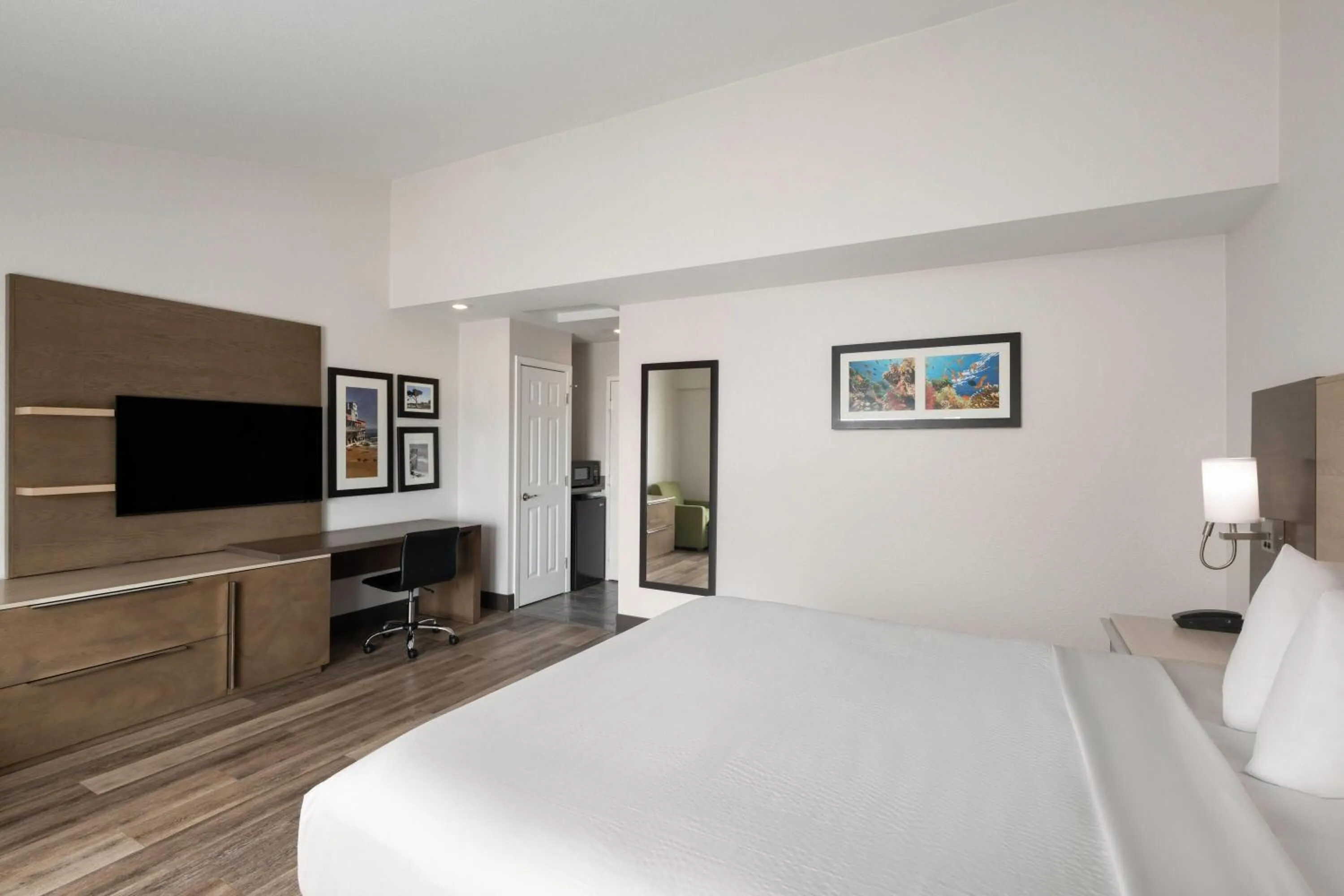 Photo of the whole room, Bed in Days Inn by Wyndham Monterey Downtown