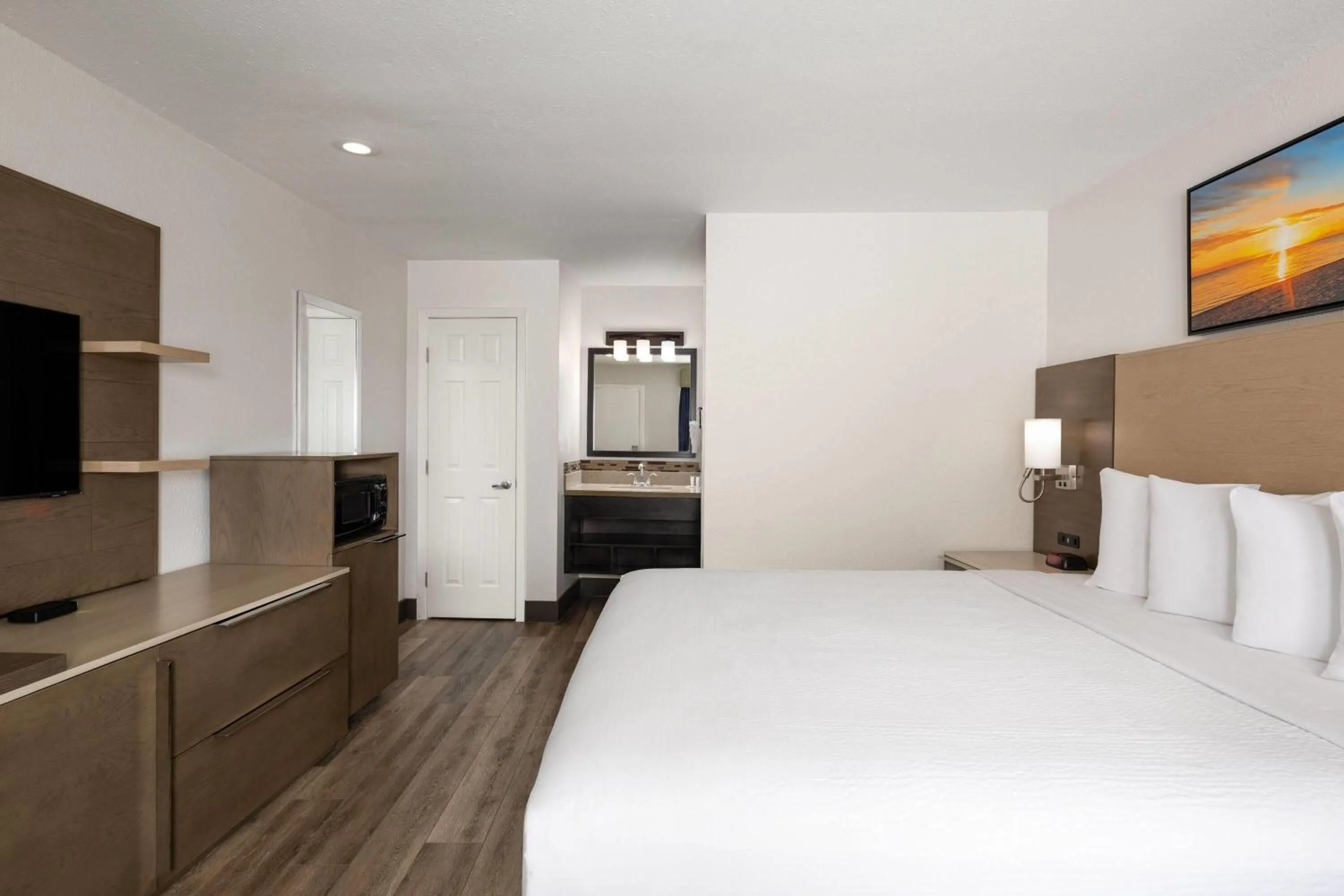 Photo of the whole room, Bed in Days Inn by Wyndham Monterey Downtown