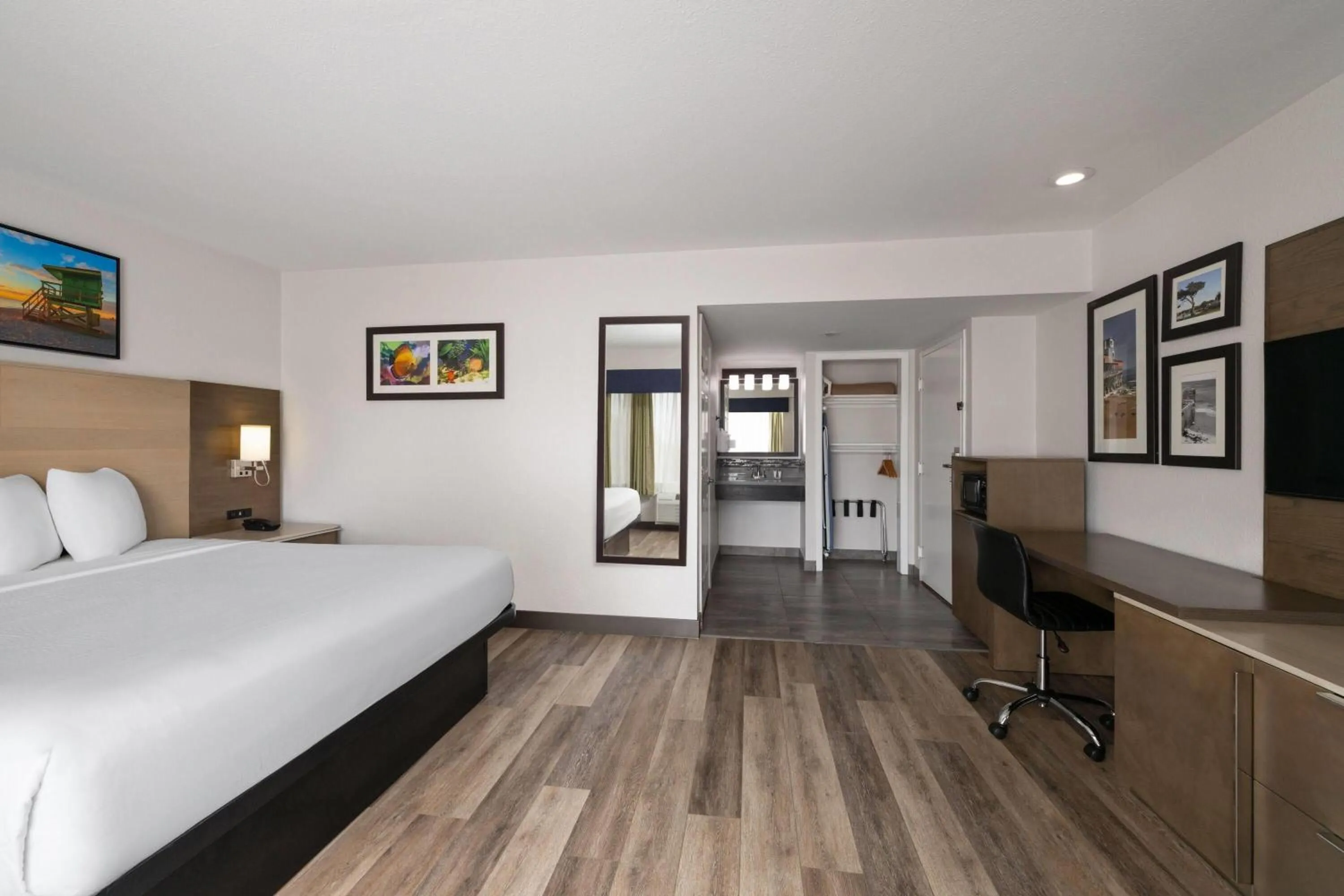 Photo of the whole room, Bed in Days Inn by Wyndham Monterey Downtown