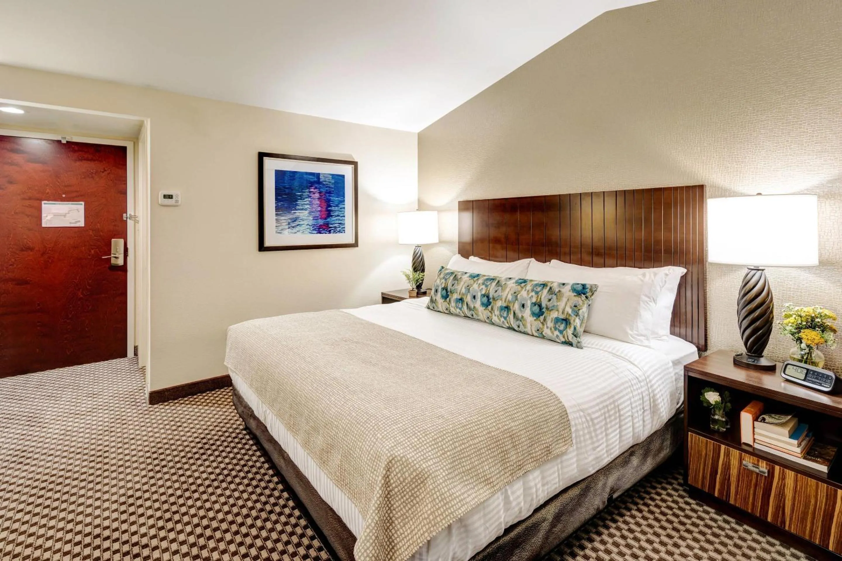 Bedroom, Bed in Garrison Hotel & Suites Dover-Portsmouth, an Ascend Collection Hotel