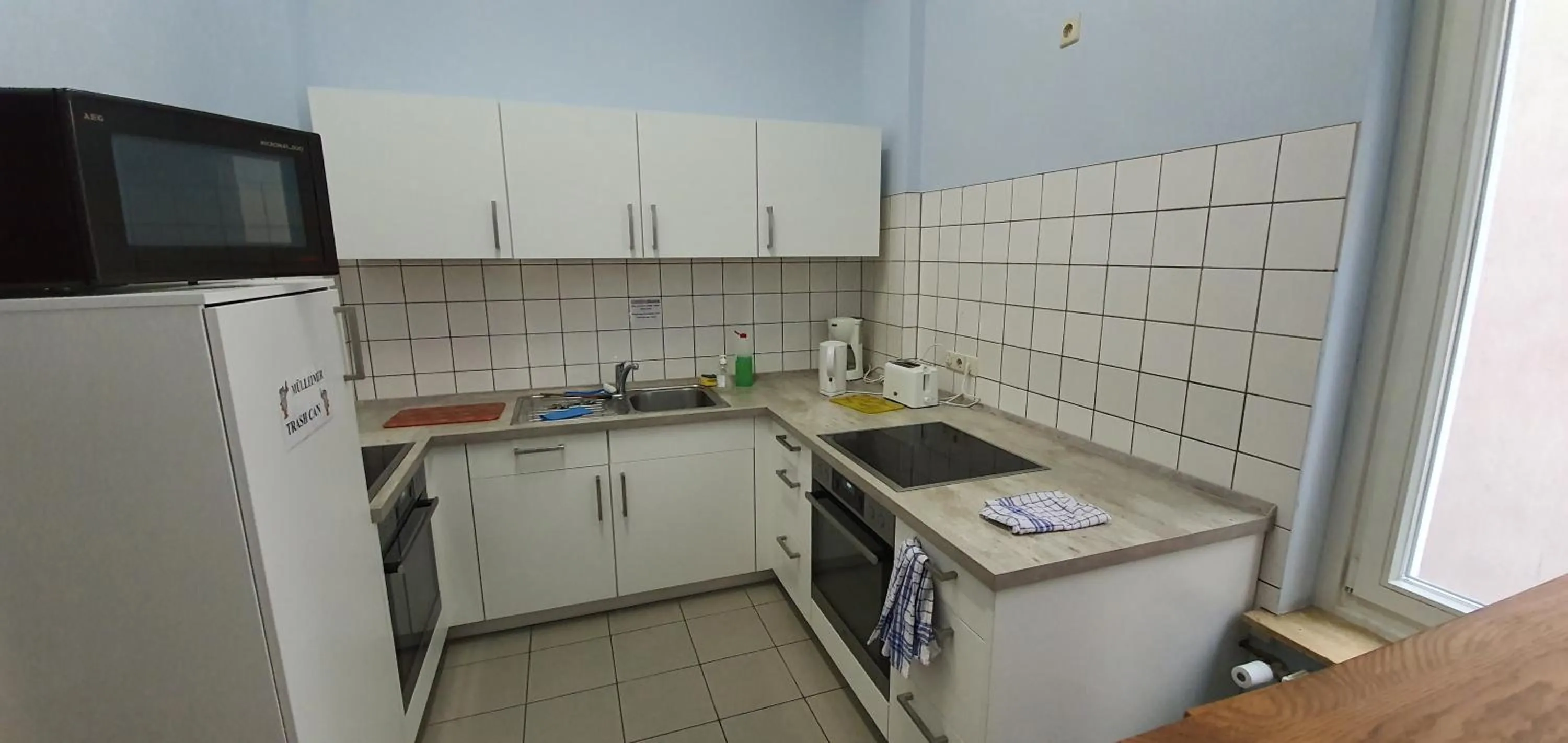 Communal kitchen in Buch-Ein-Bett Hostel