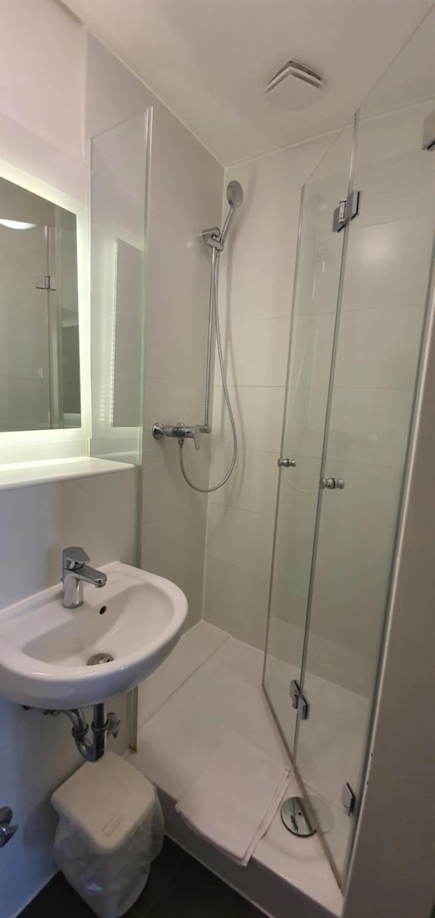 Bathroom in Buch-Ein-Bett Hostel