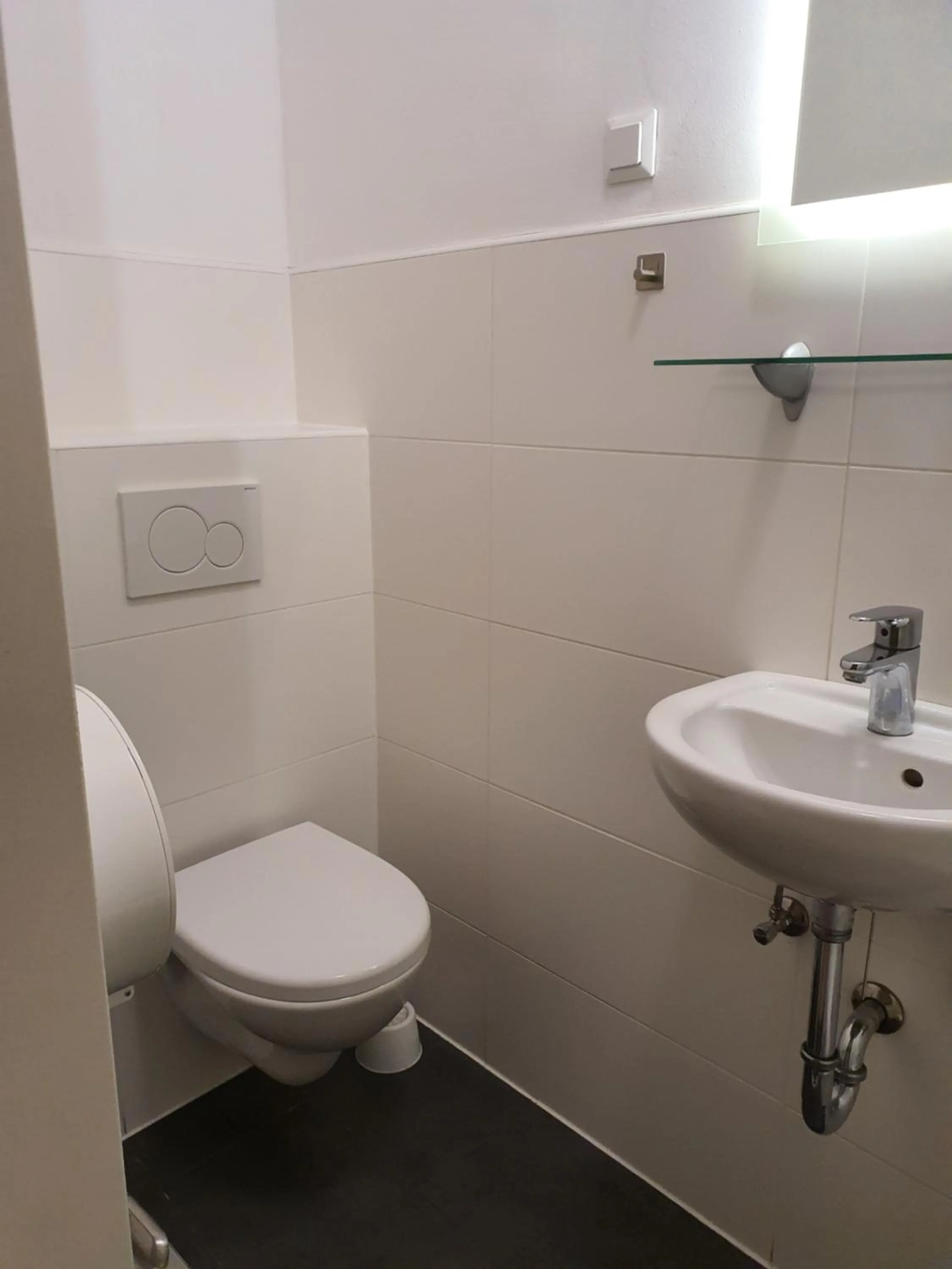 Bathroom in Buch-Ein-Bett Hostel