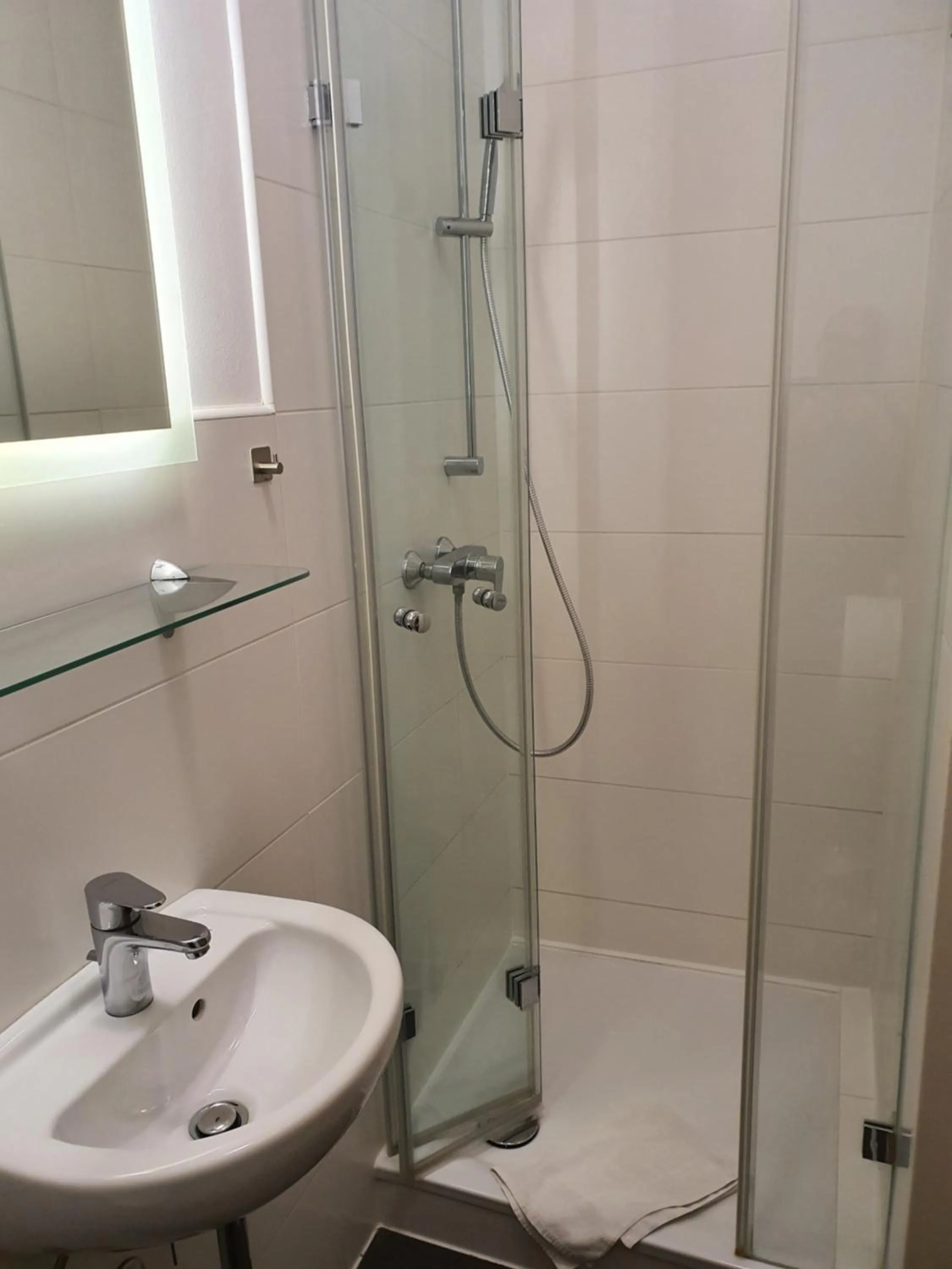 Bathroom in Buch-Ein-Bett Hostel