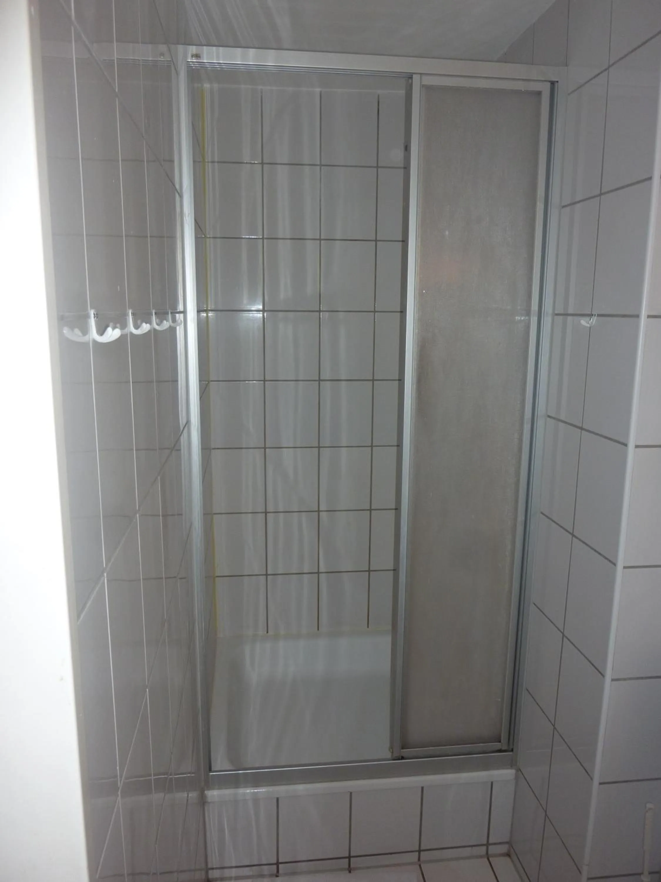 Bathroom in Buch-Ein-Bett Hostel