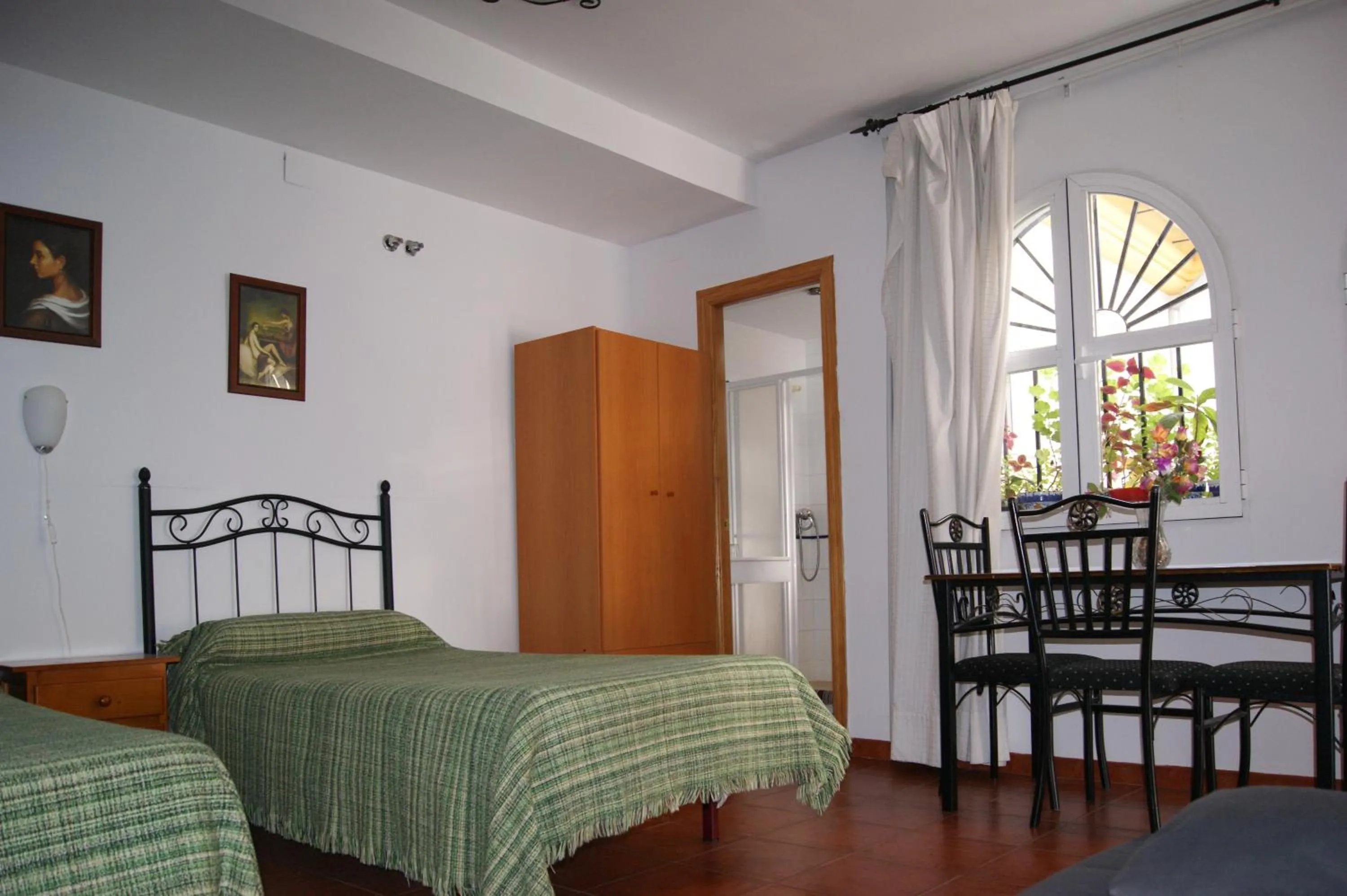 Bathroom, Bed in Hostal Alcazar I