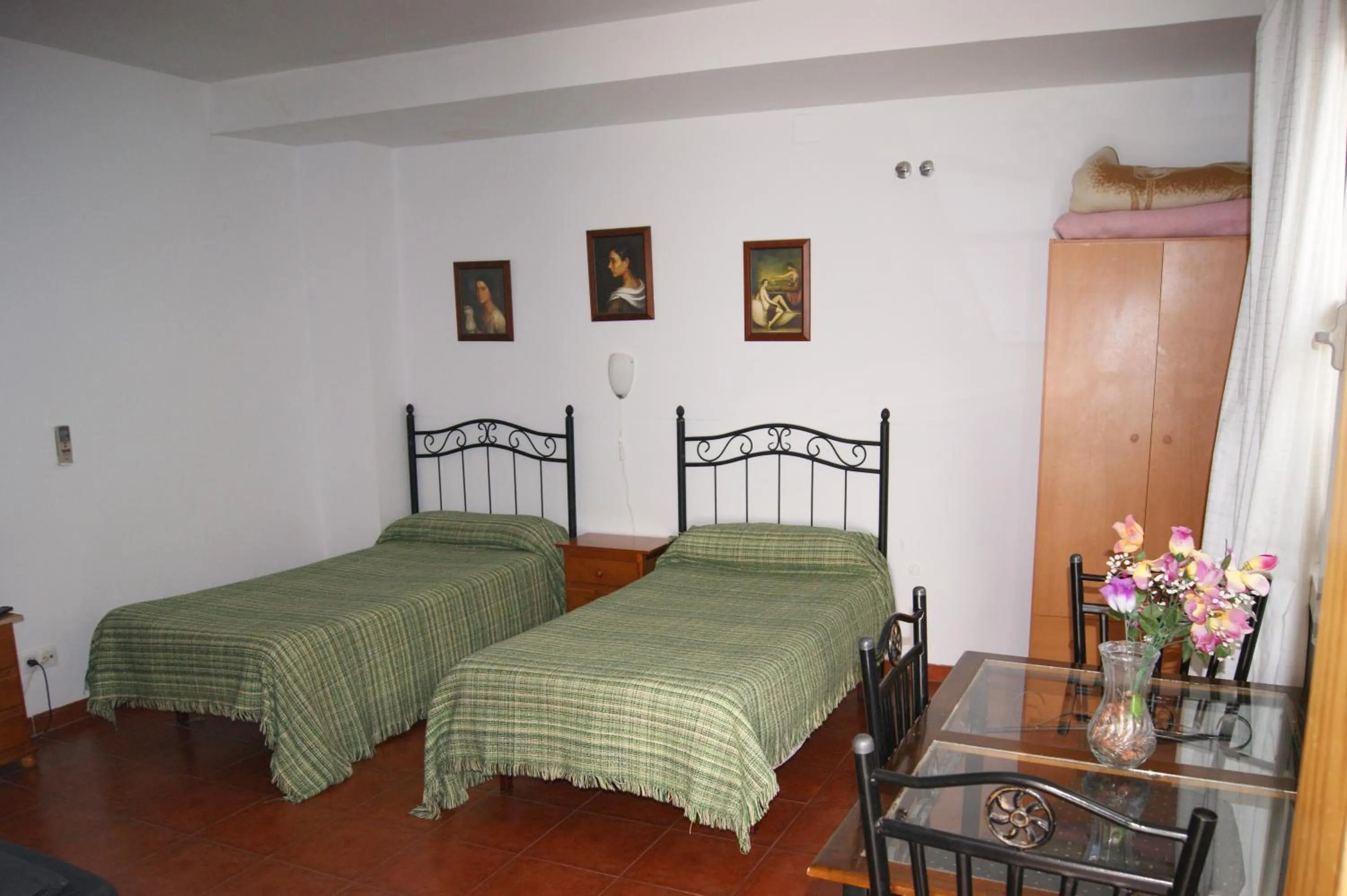 Bathroom, Bed in Hostal Alcazar I
