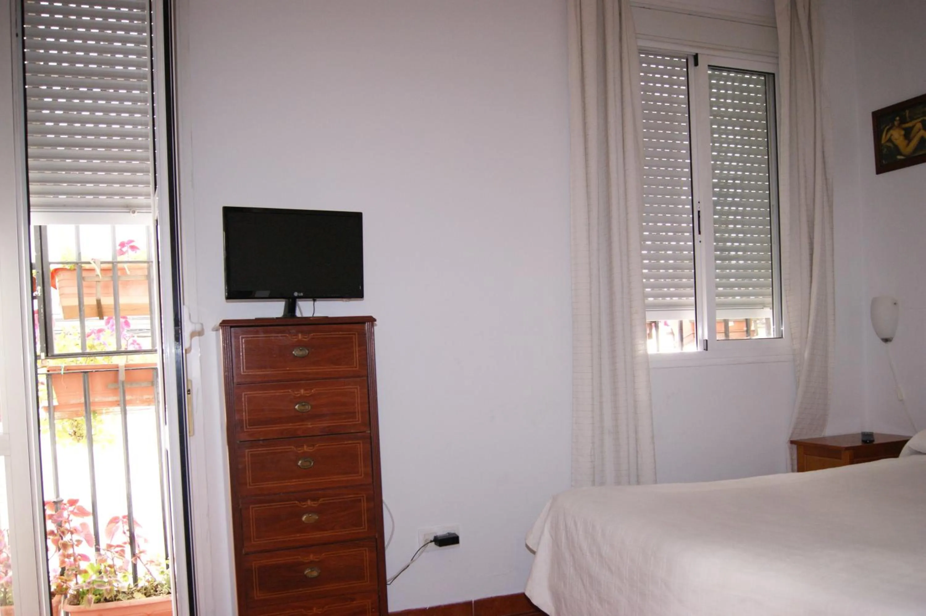 Bathroom, Bed in Hostal Alcazar I