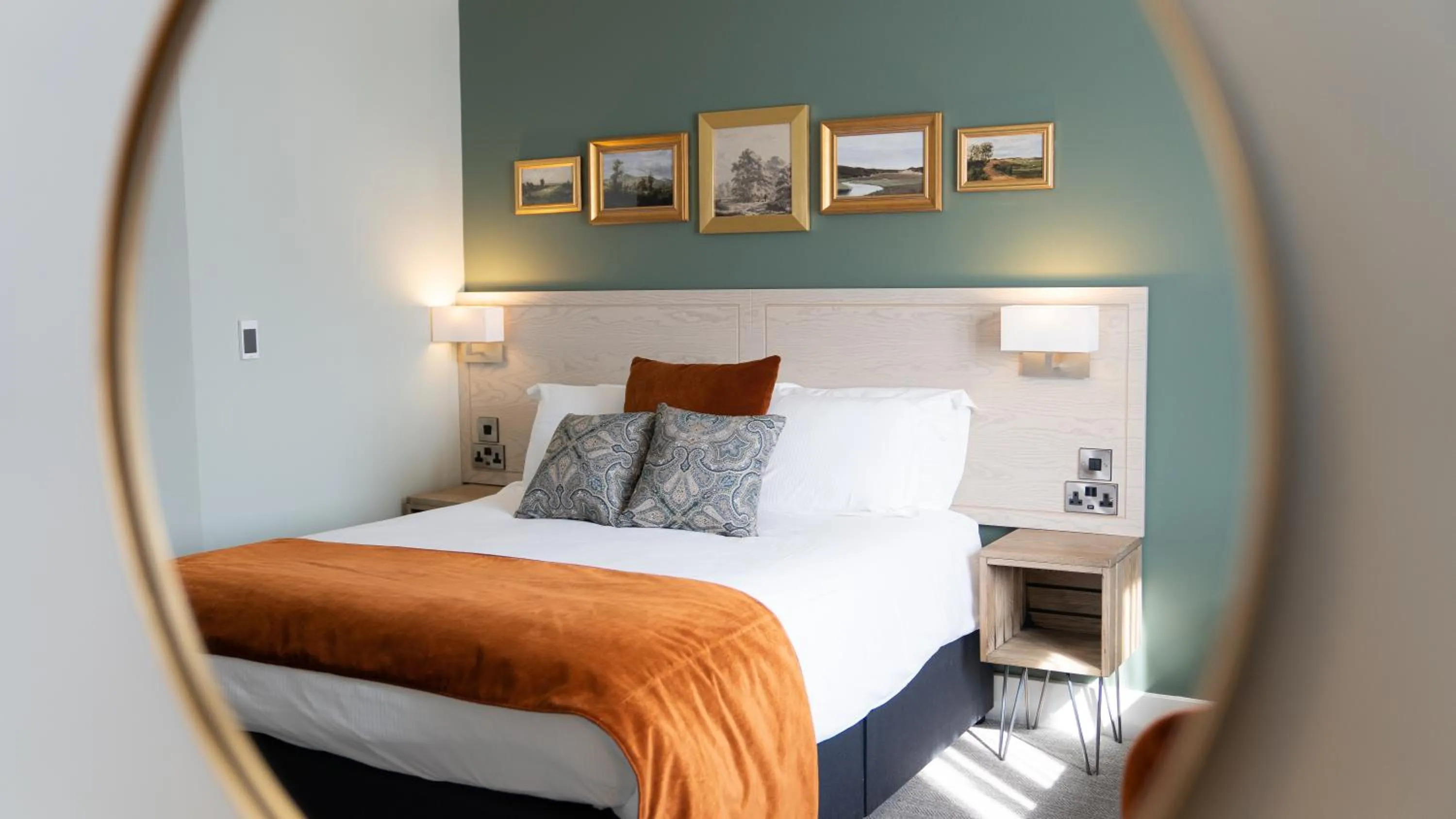 Bedroom, Bed in Spread Eagle, Gailey by Marston's Inns