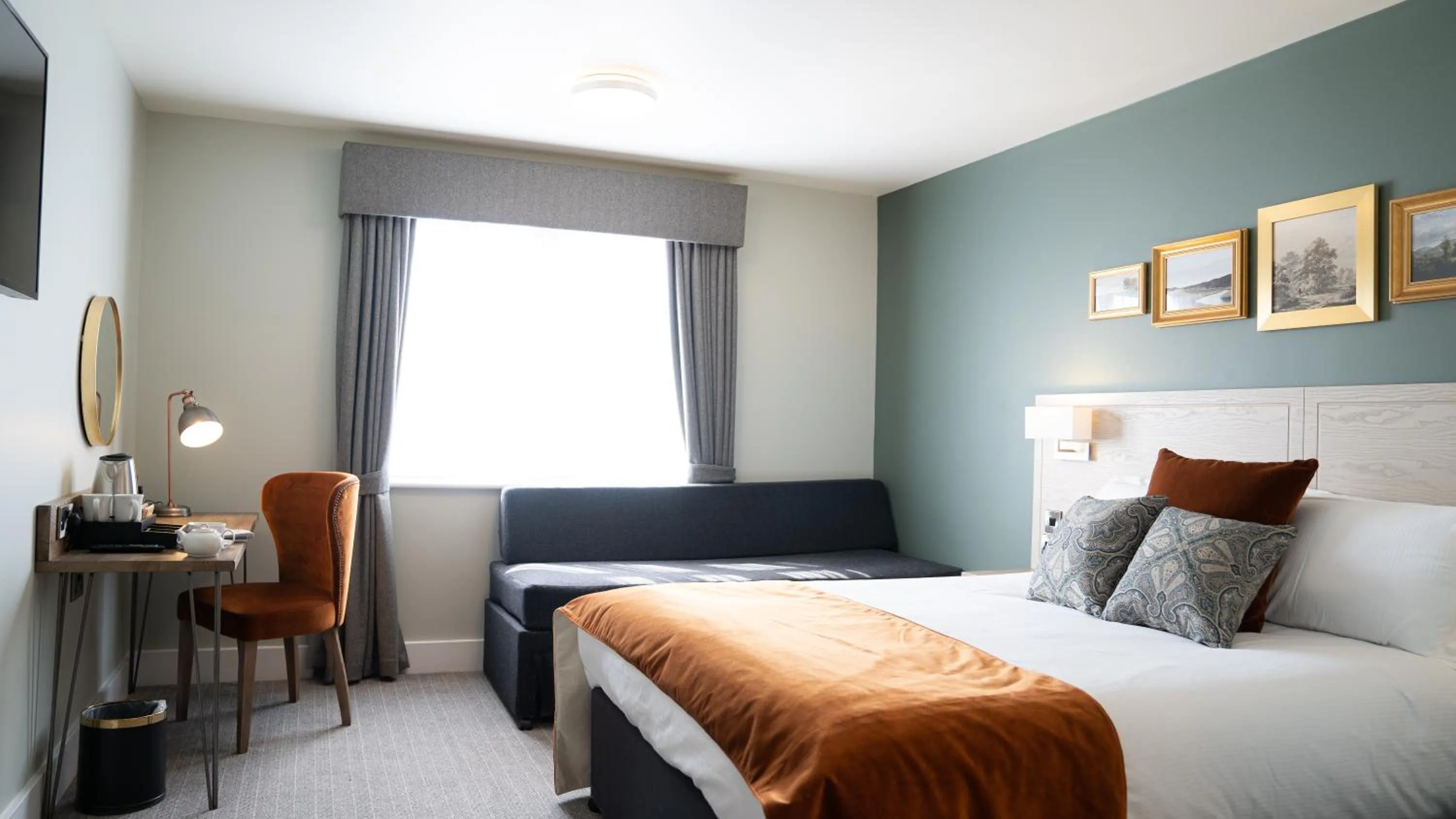 Photo of the whole room, Bed in Spread Eagle, Gailey by Marston's Inns