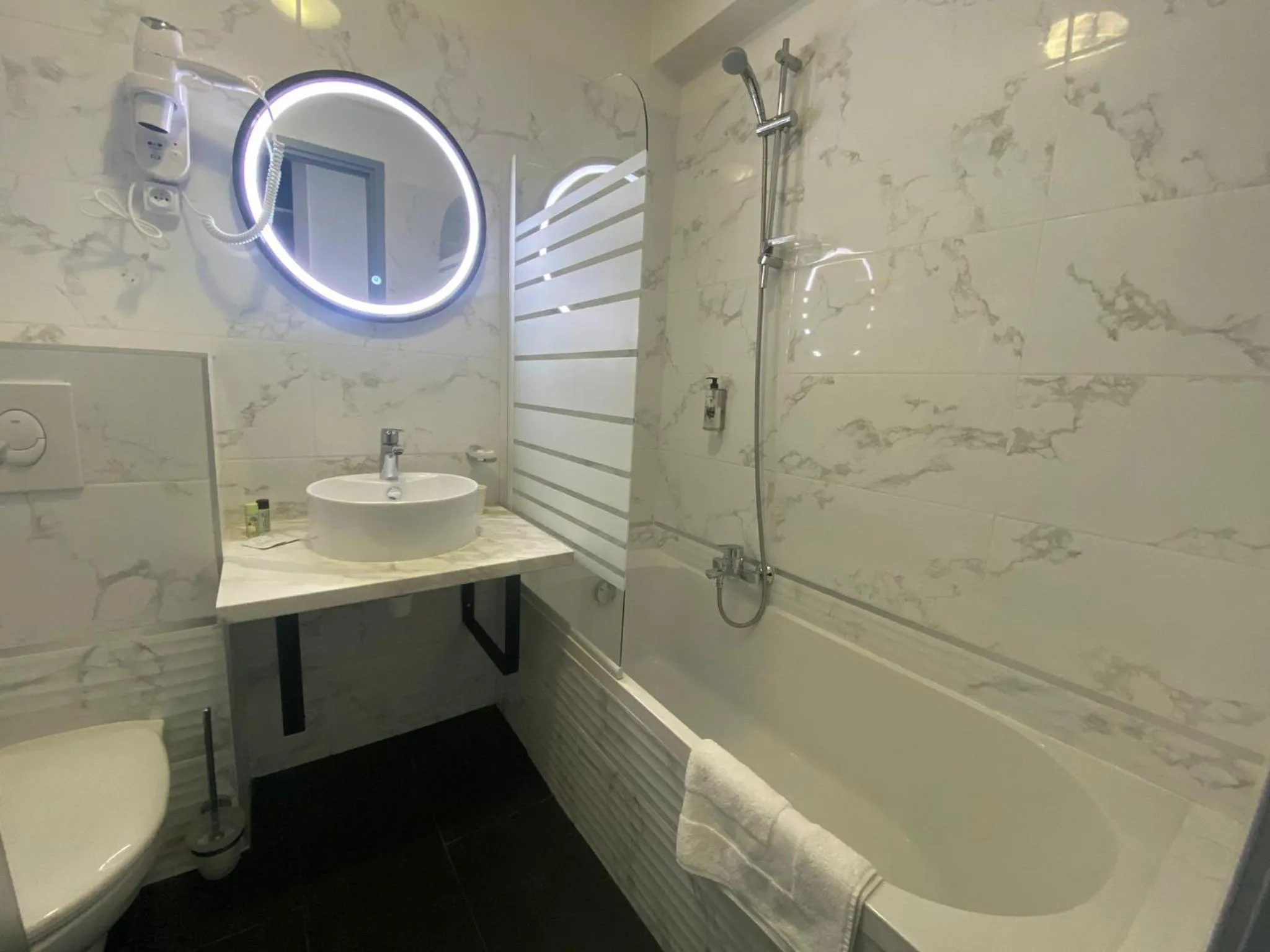 Bathroom in Hôtel Jardin Croisette