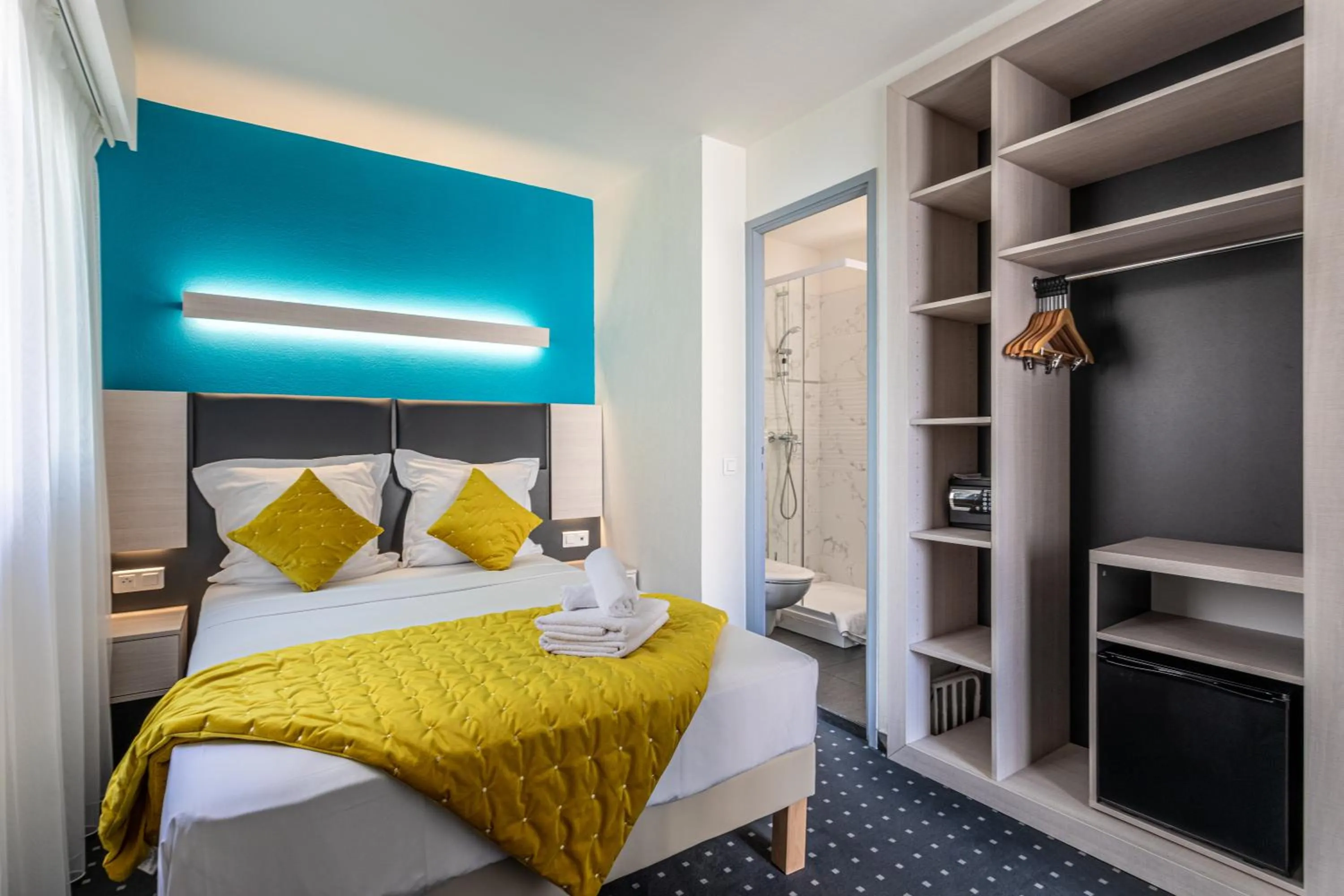 Photo of the whole room, Bed in Hôtel Jardin Croisette