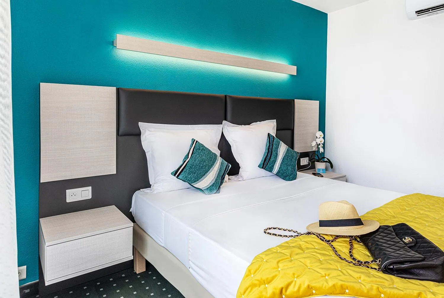 Photo of the whole room, Bed in Hôtel Jardin Croisette