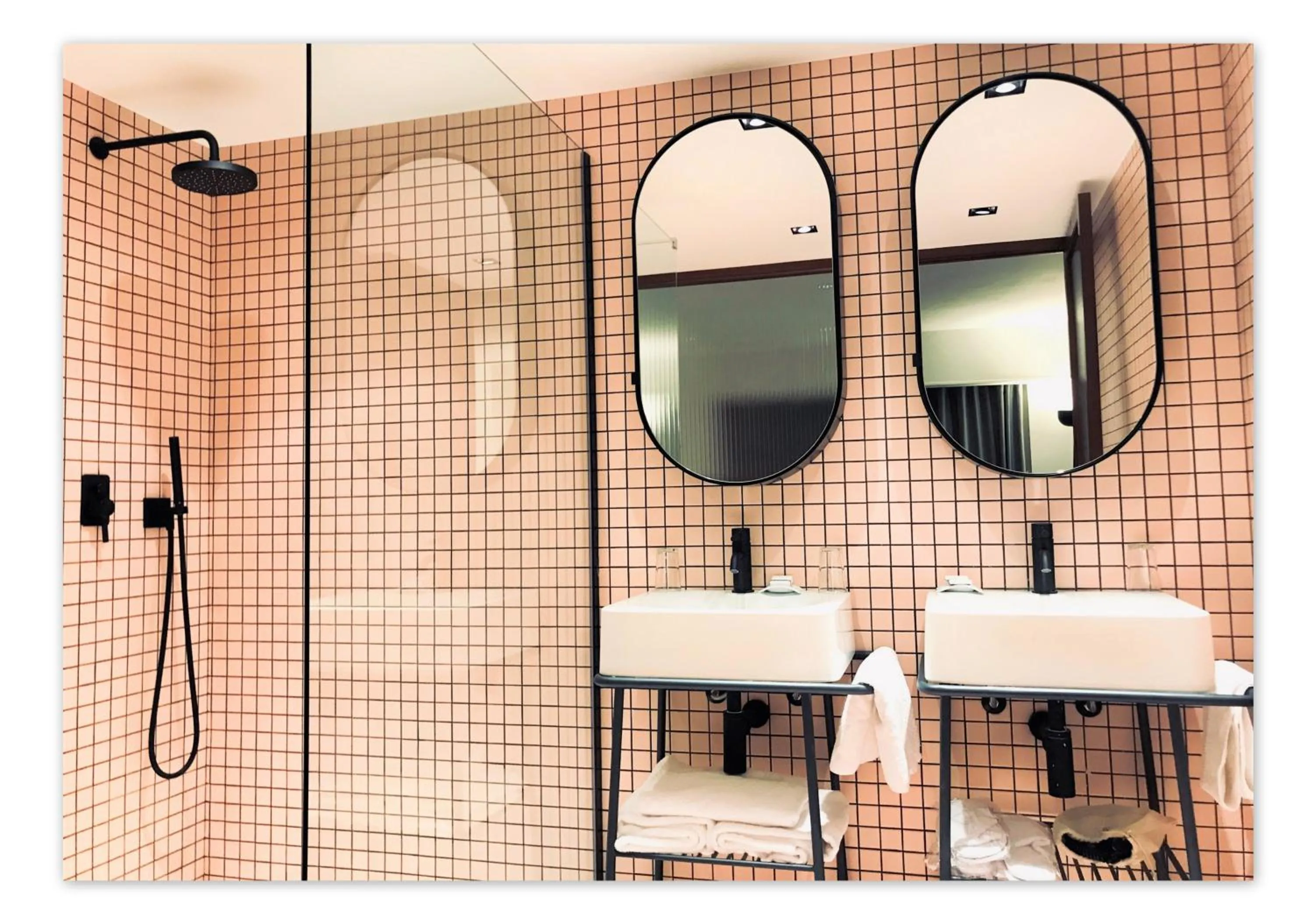 Shower in Hôtel Le Versailles