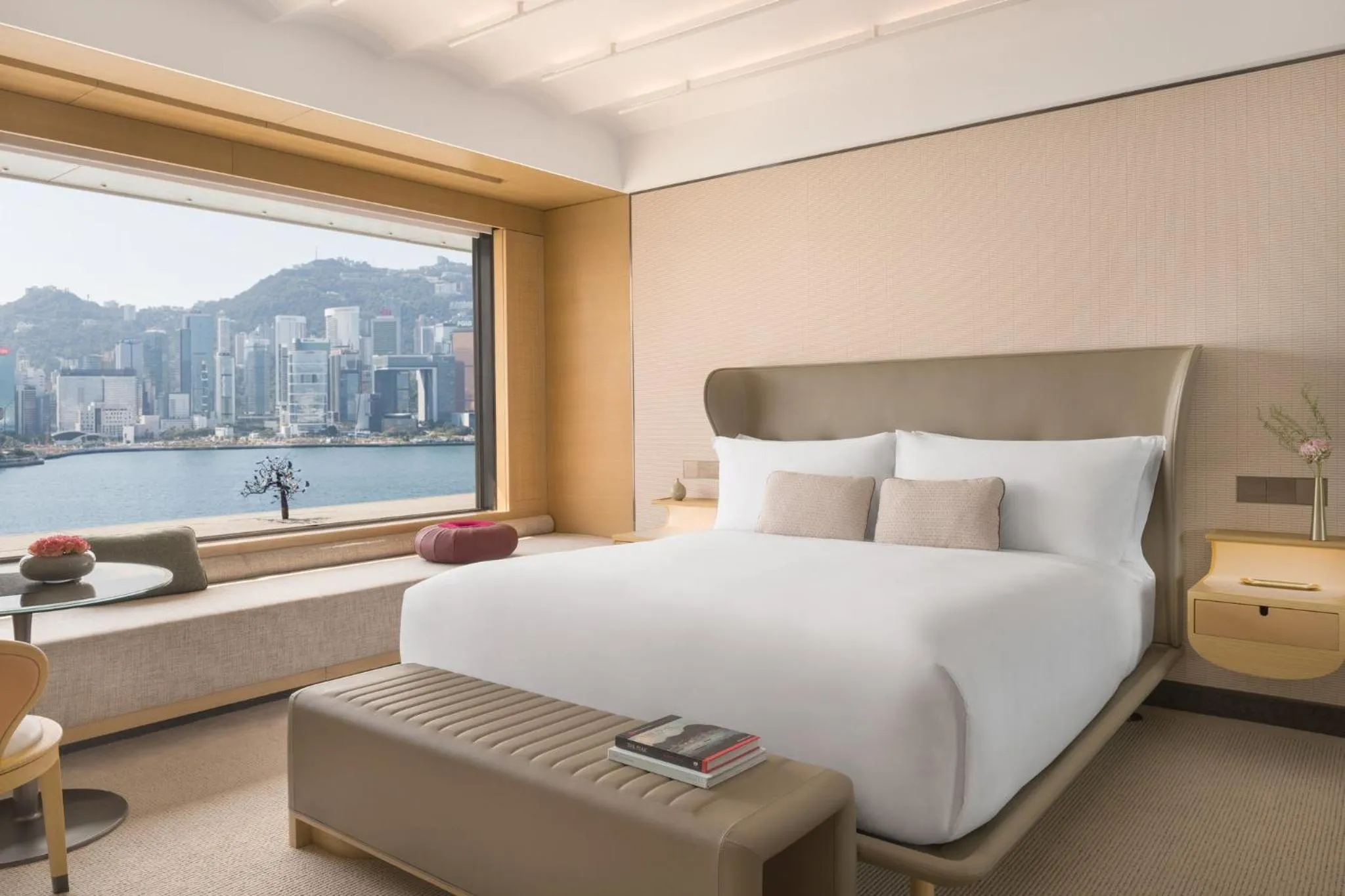Photo of the whole room, Bed in Regent Hong Kong