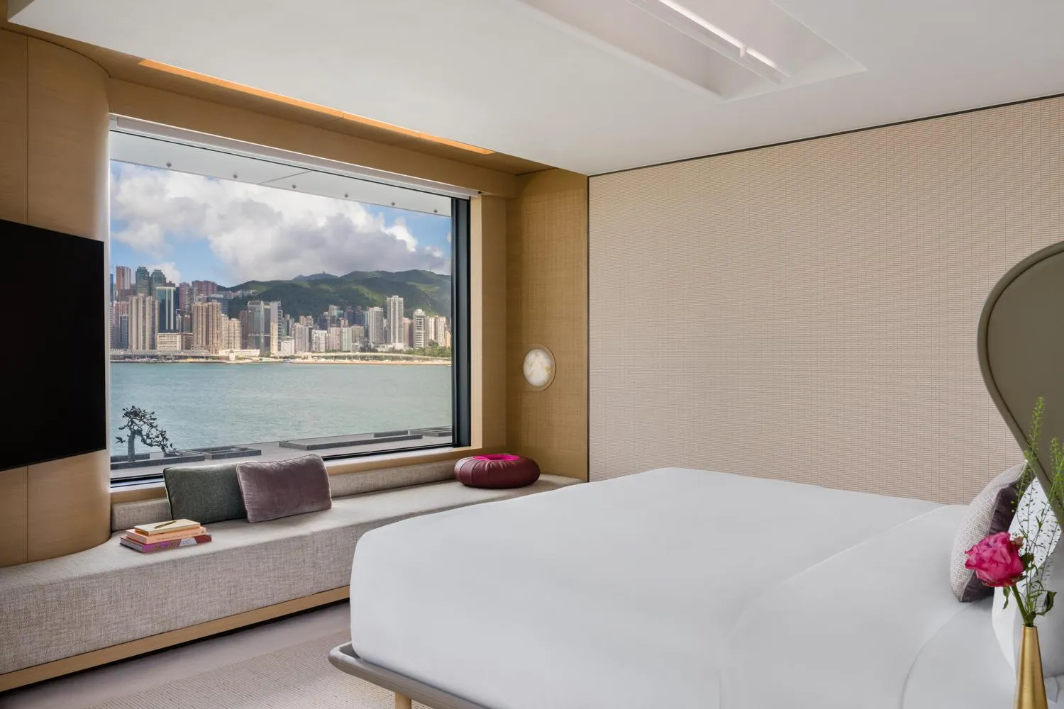 View (from property/room), Bed in Regent Hong Kong