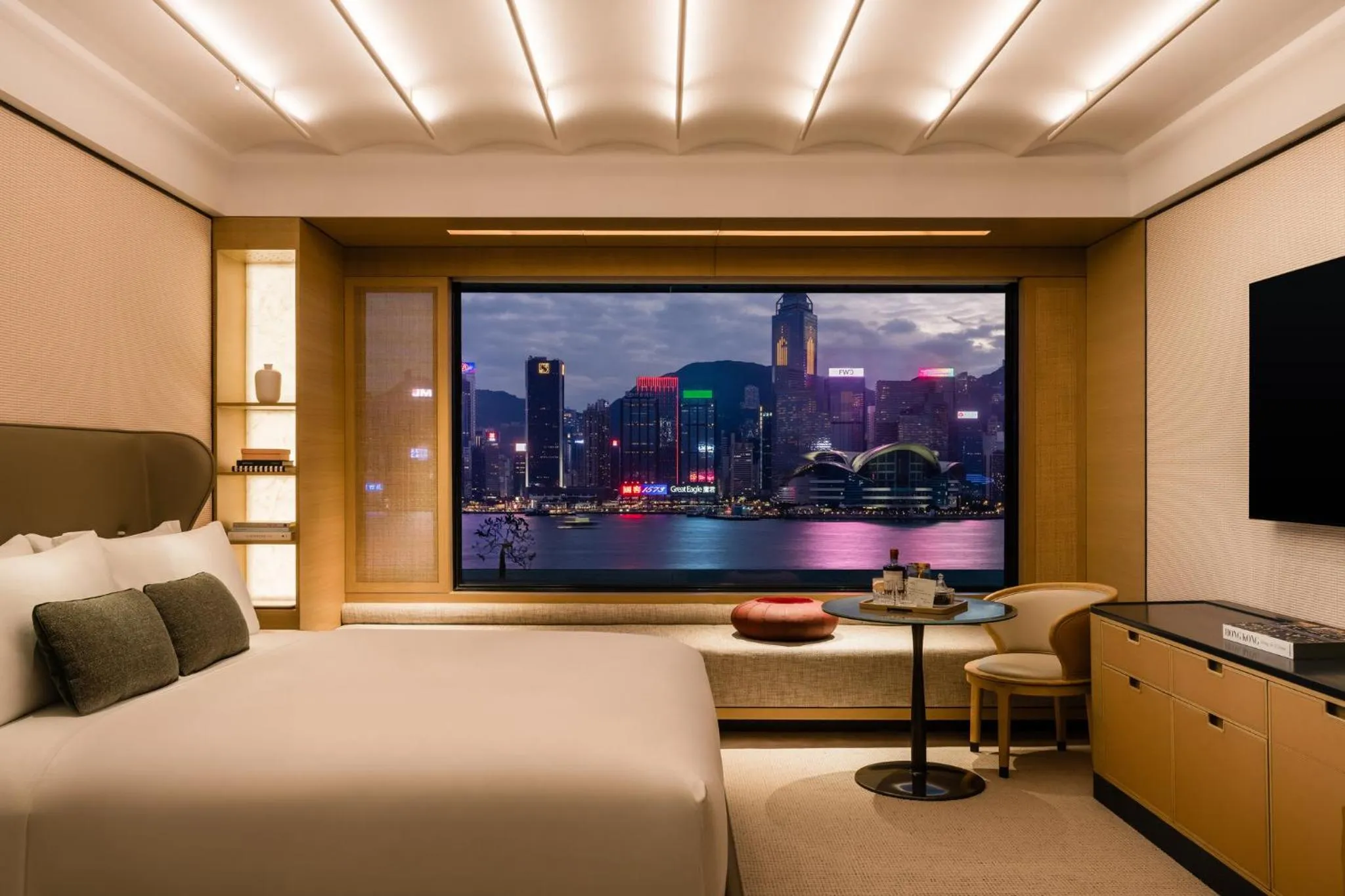 Photo of the whole room, Bed in Regent Hong Kong