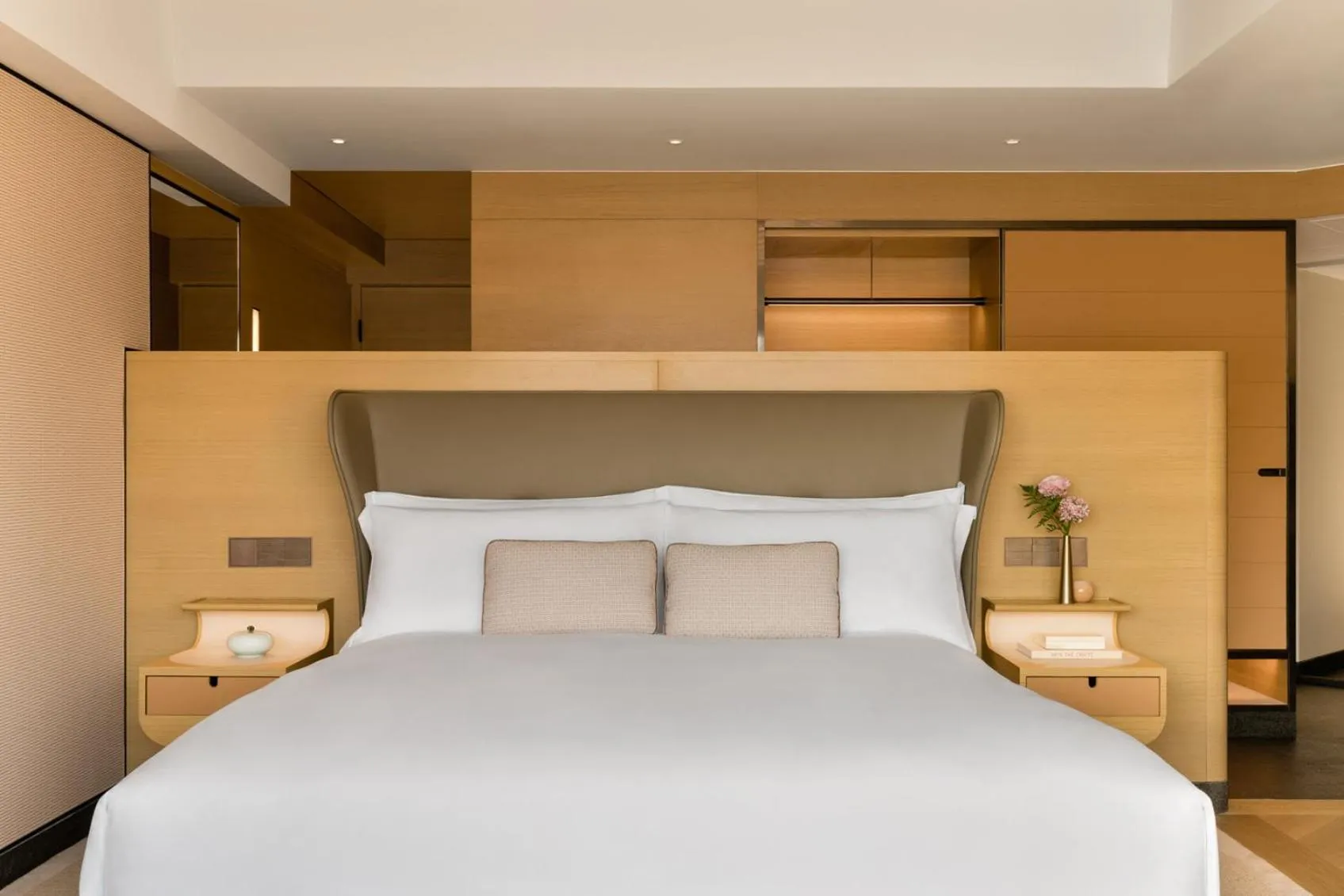 Photo of the whole room, Bed in Regent Hong Kong