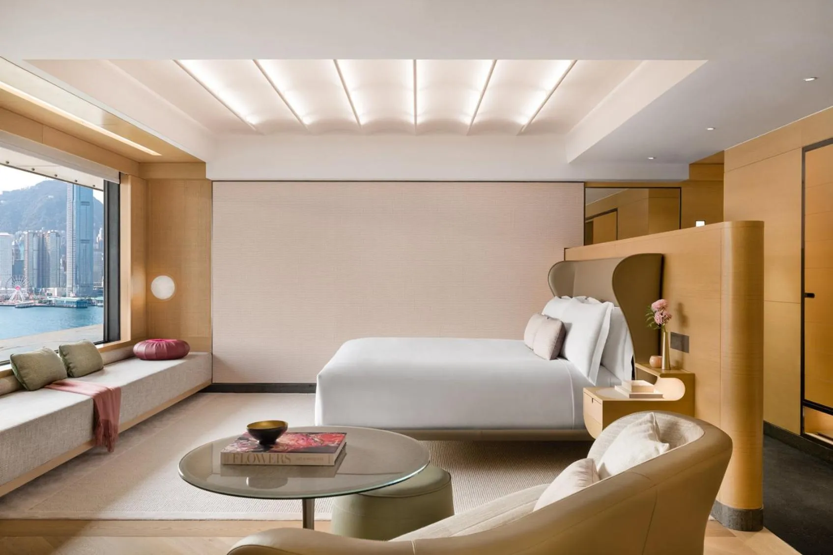 Photo of the whole room, Bed in Regent Hong Kong