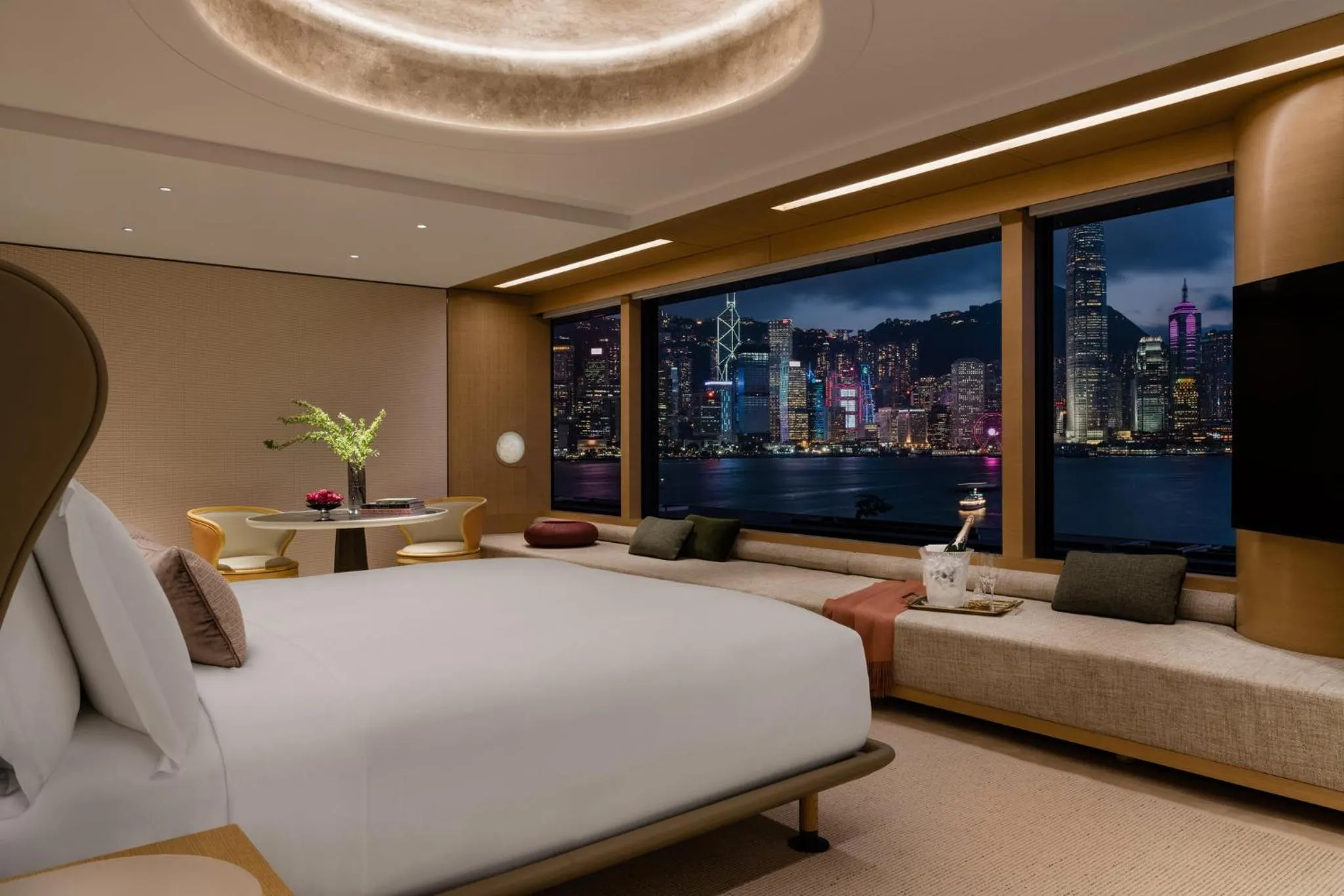 Photo of the whole room, Bed in Regent Hong Kong