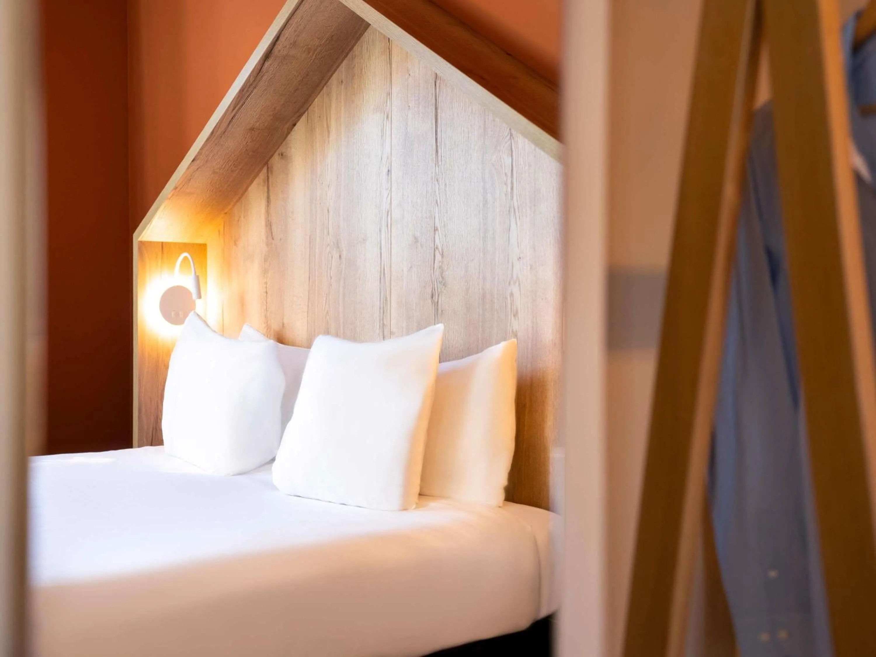 Bedroom, Bed in ibis Styles Chatenay Malabry Paris Sud