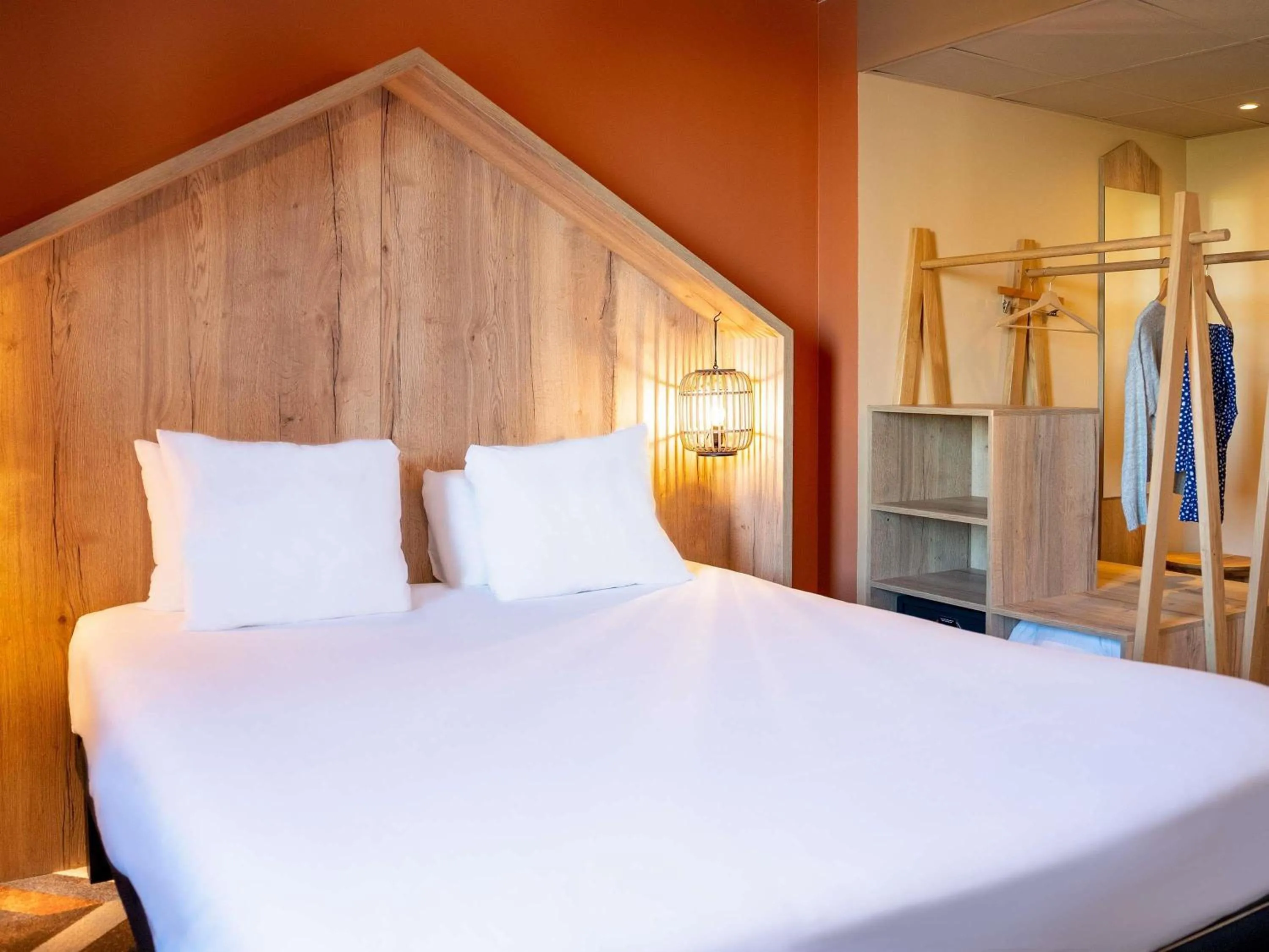 Bedroom, Bed in ibis Styles Chatenay Malabry Paris Sud