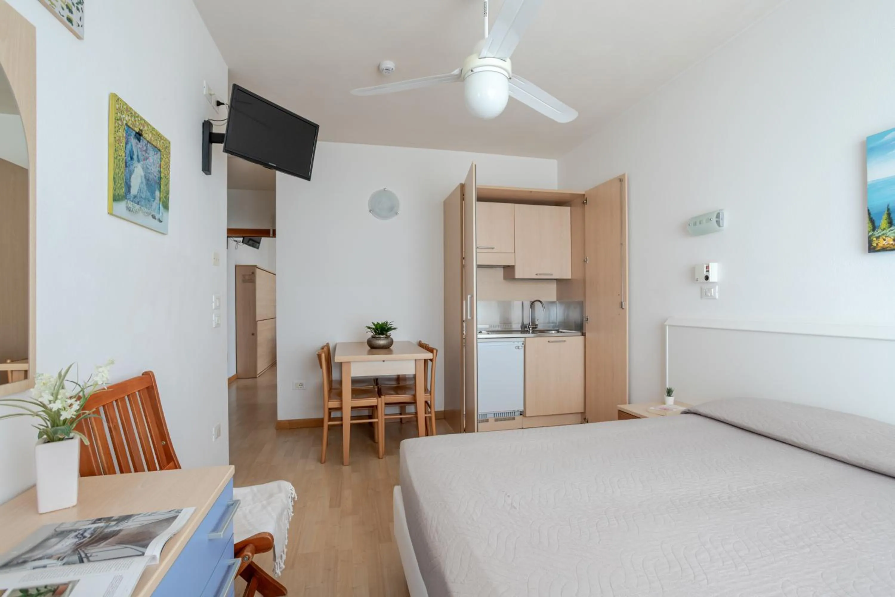 Kitchen or kitchenette, Bed in Hotel La Brezza frontemare