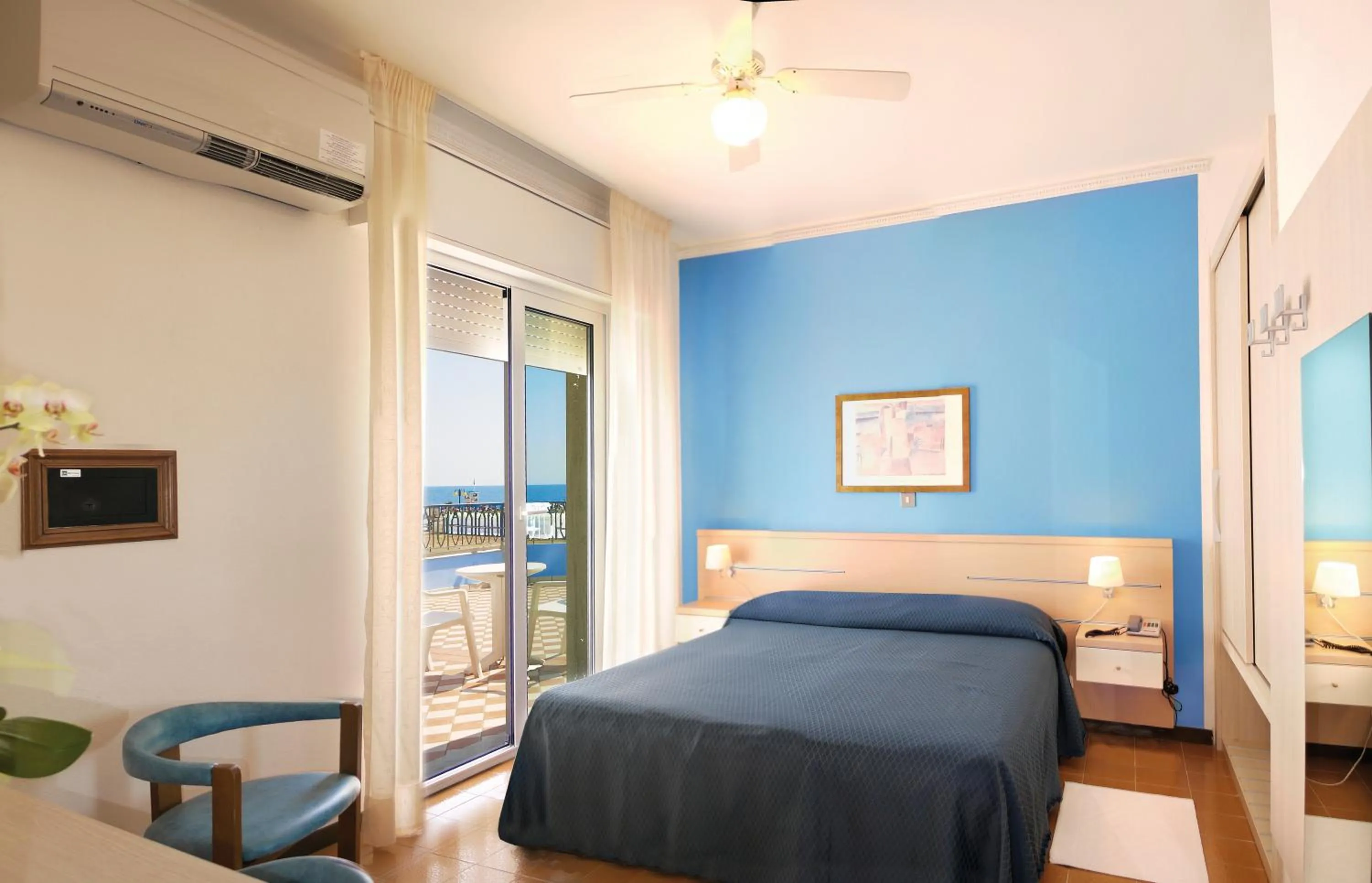 Bedroom, Bed in Hotel La Brezza frontemare