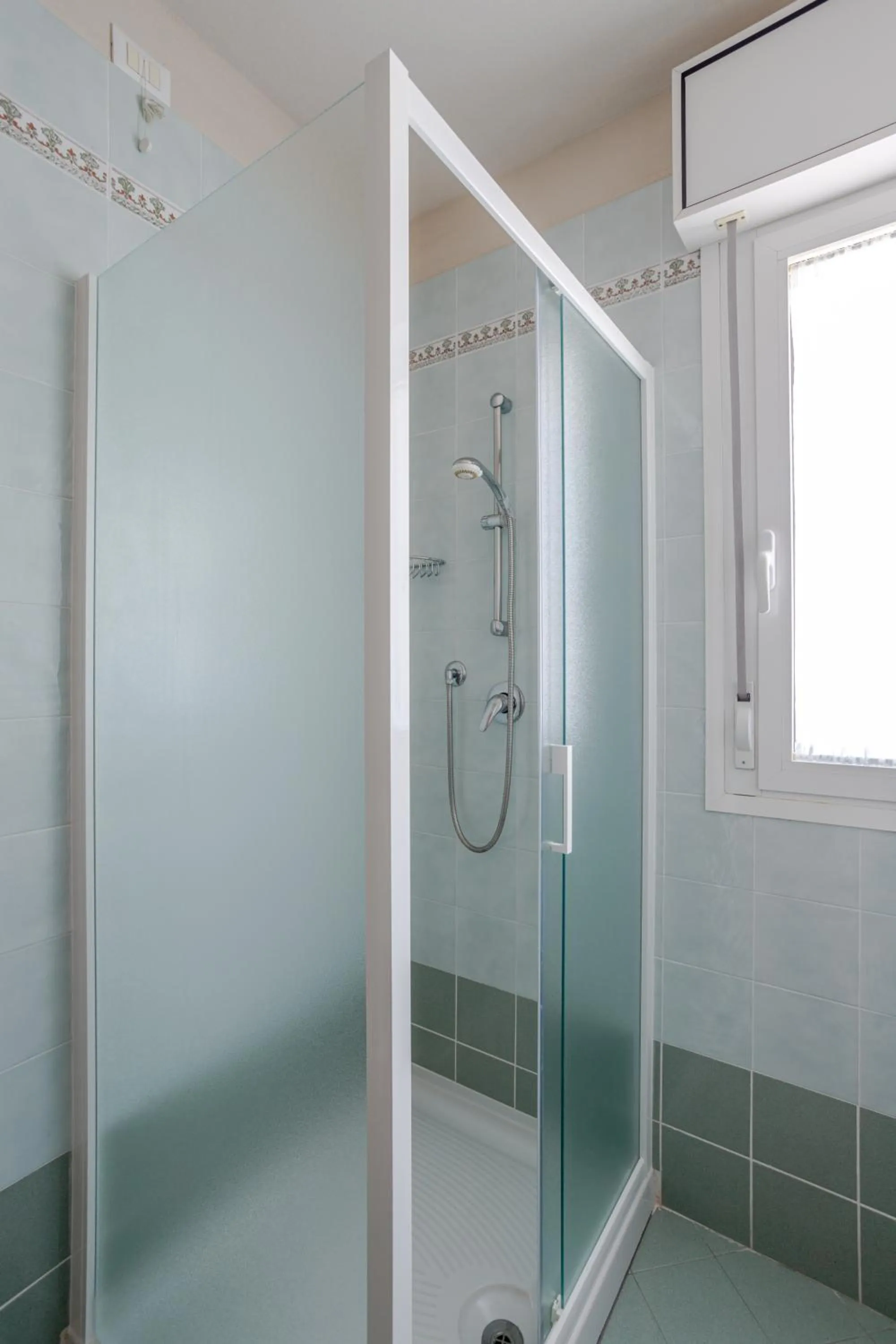 Shower in Hotel La Brezza frontemare